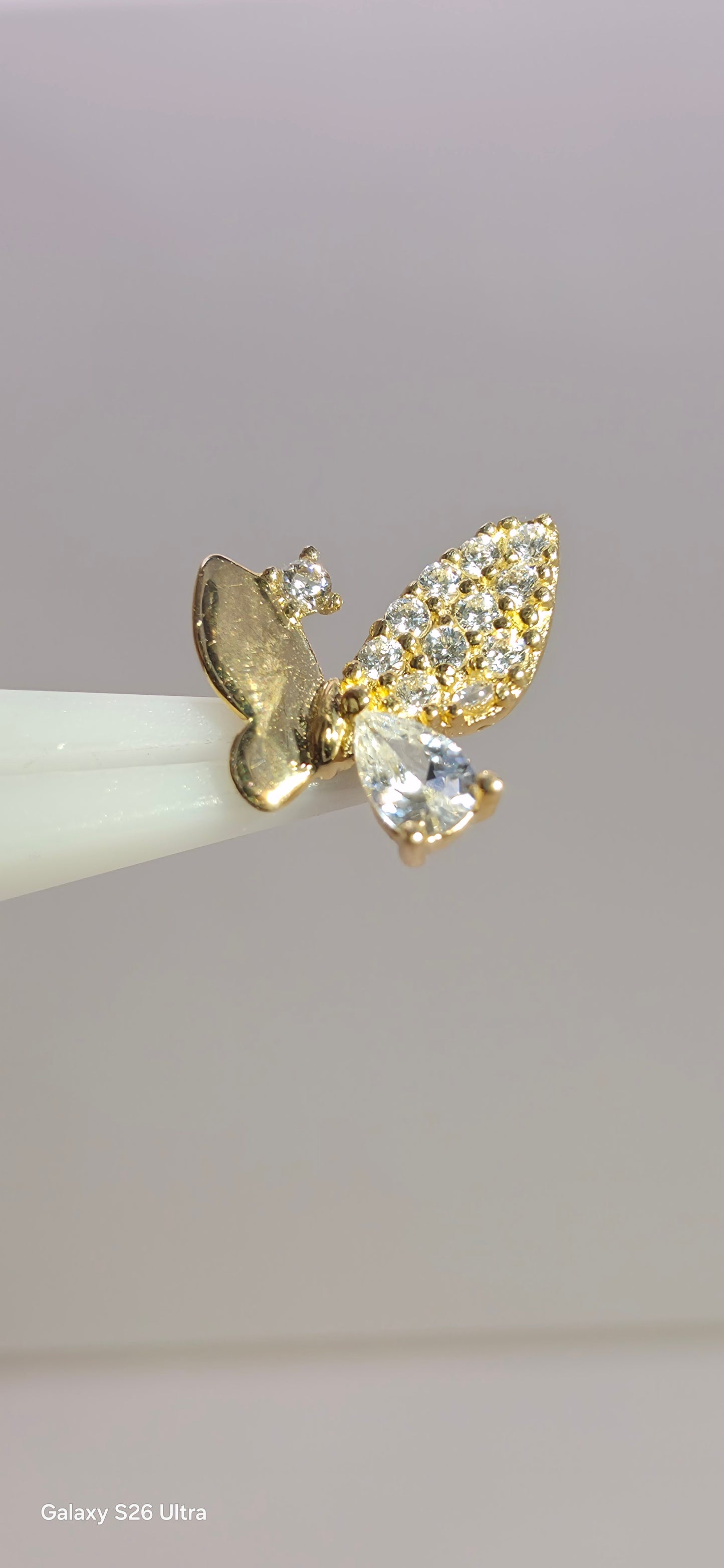Mariposa oro solido 14k con incrustaciones de zirconia