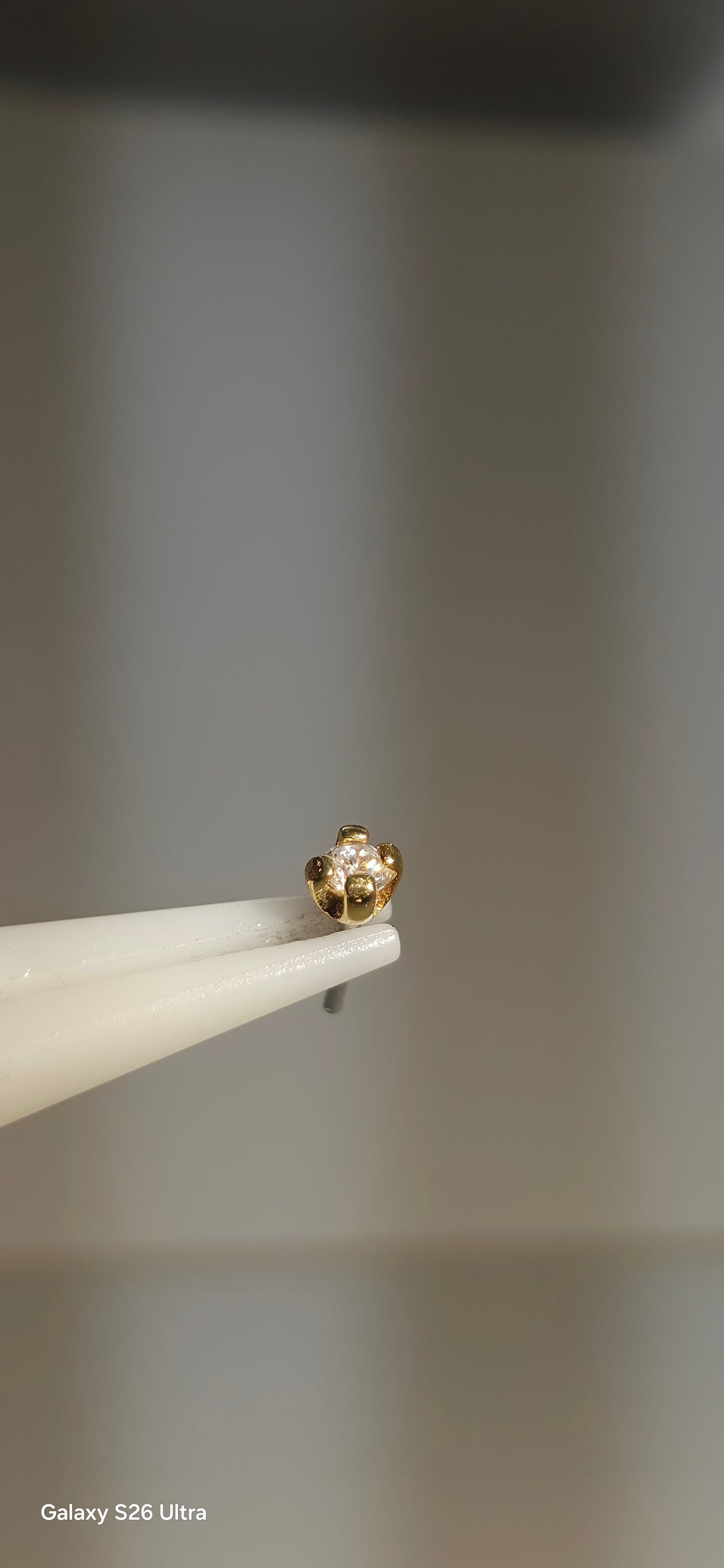 Diamante de 2mm en oro 18k