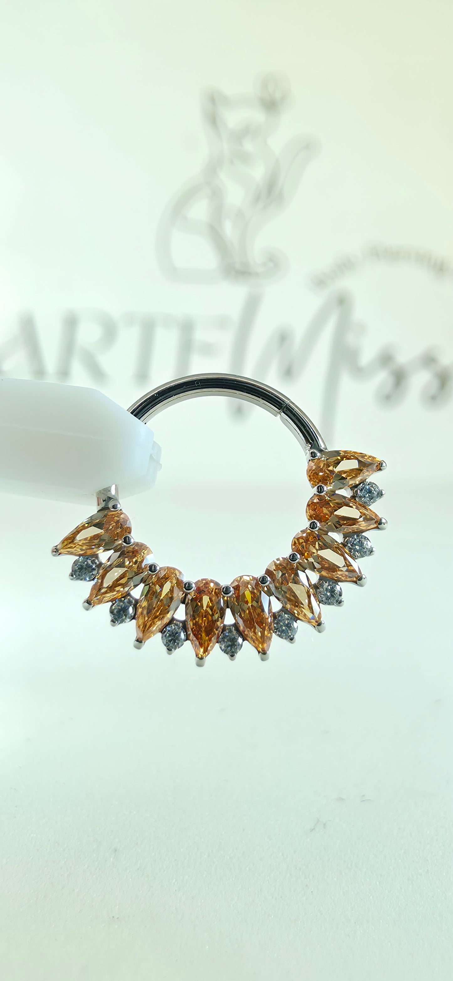 Clicker de Titanio con incrustaciones de zirconia champagne