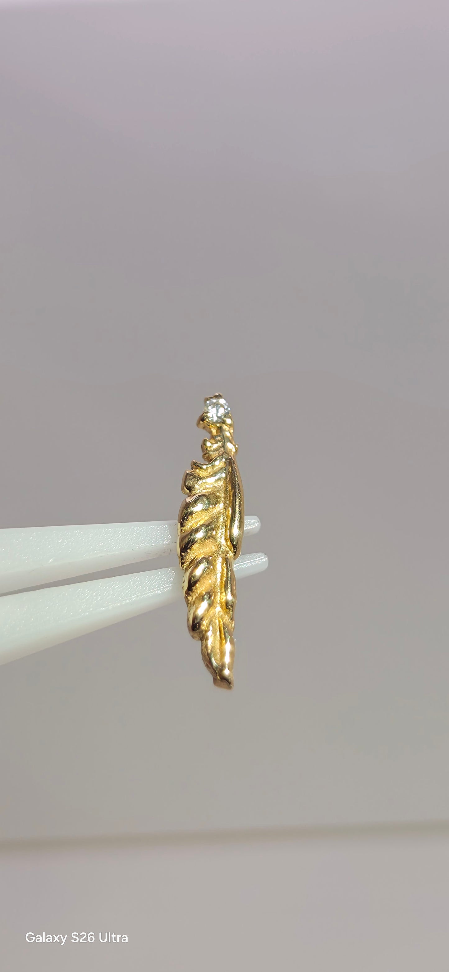 Pluma en oro de 14k con cistal Swarovski blanco o morado
