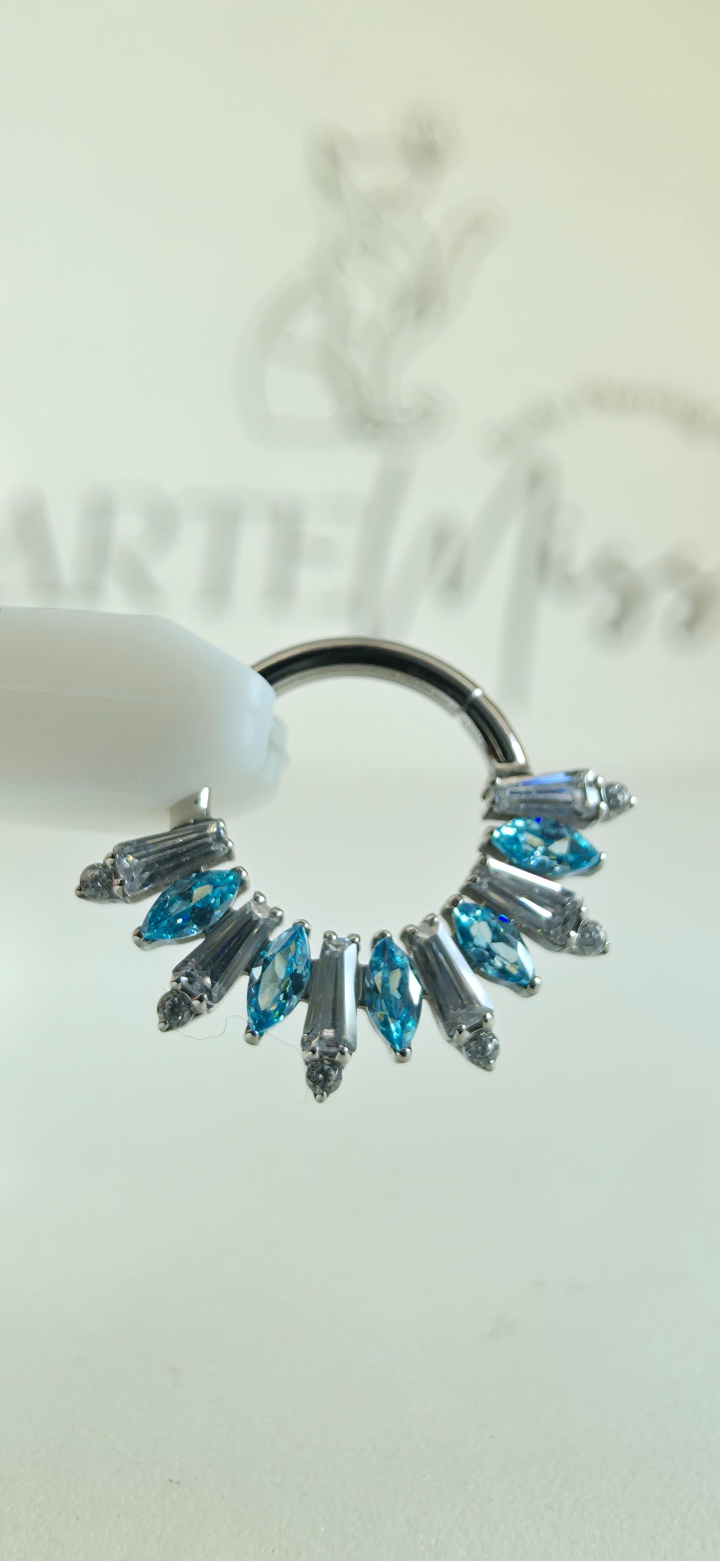 Clicker de Titanio con incrustaciones de zirconia azul y blanco