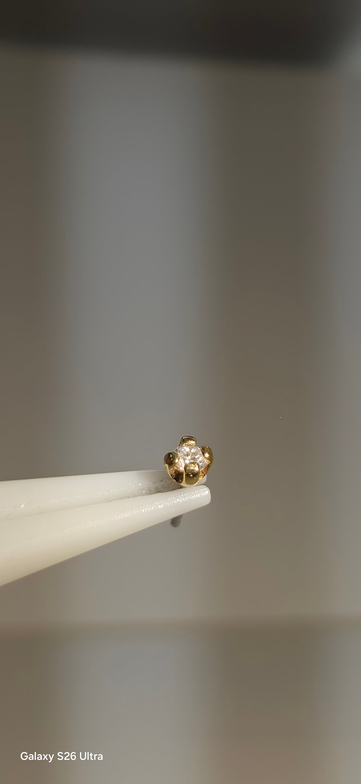 Diamante de 2mm en oro 18k