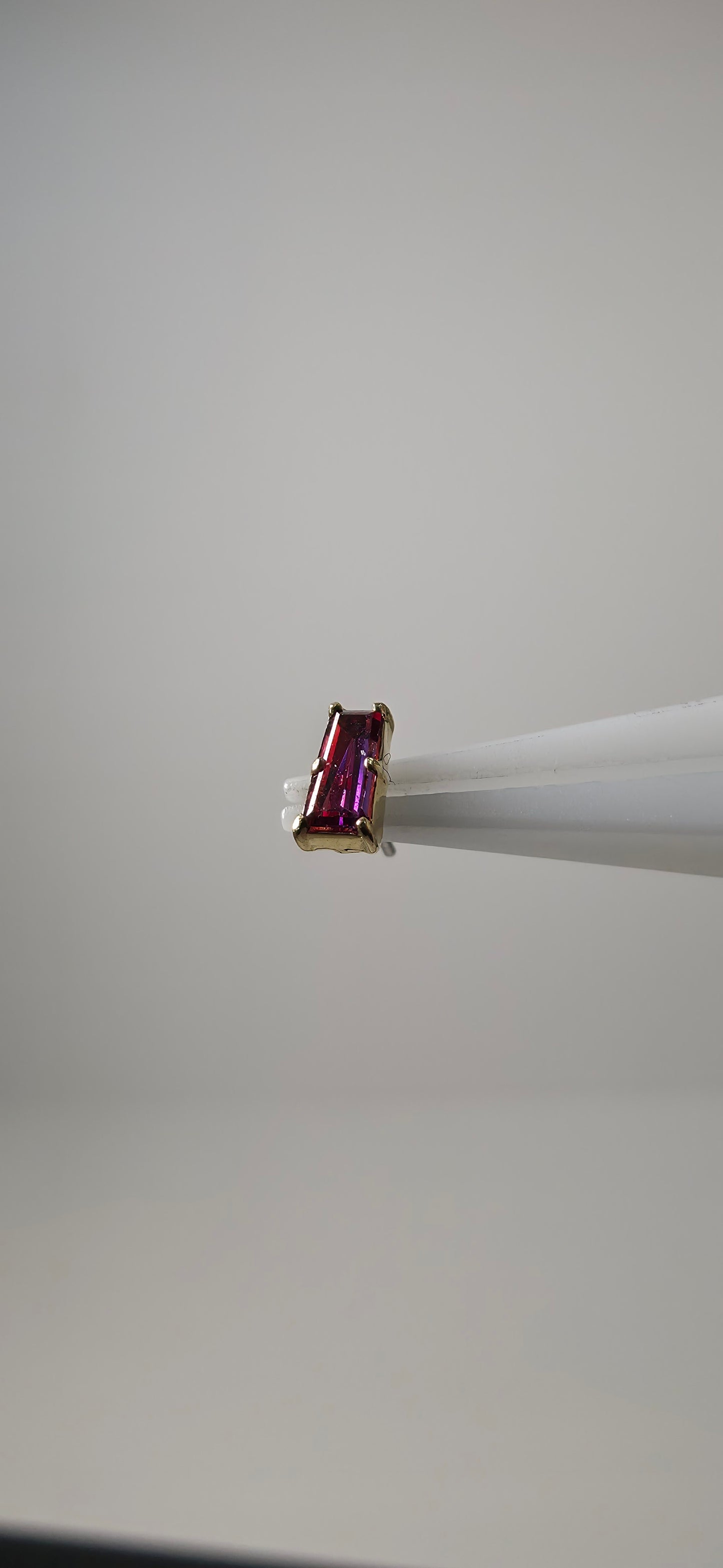 Baguette rosa en oro de 18k con cristales Swarovski.
