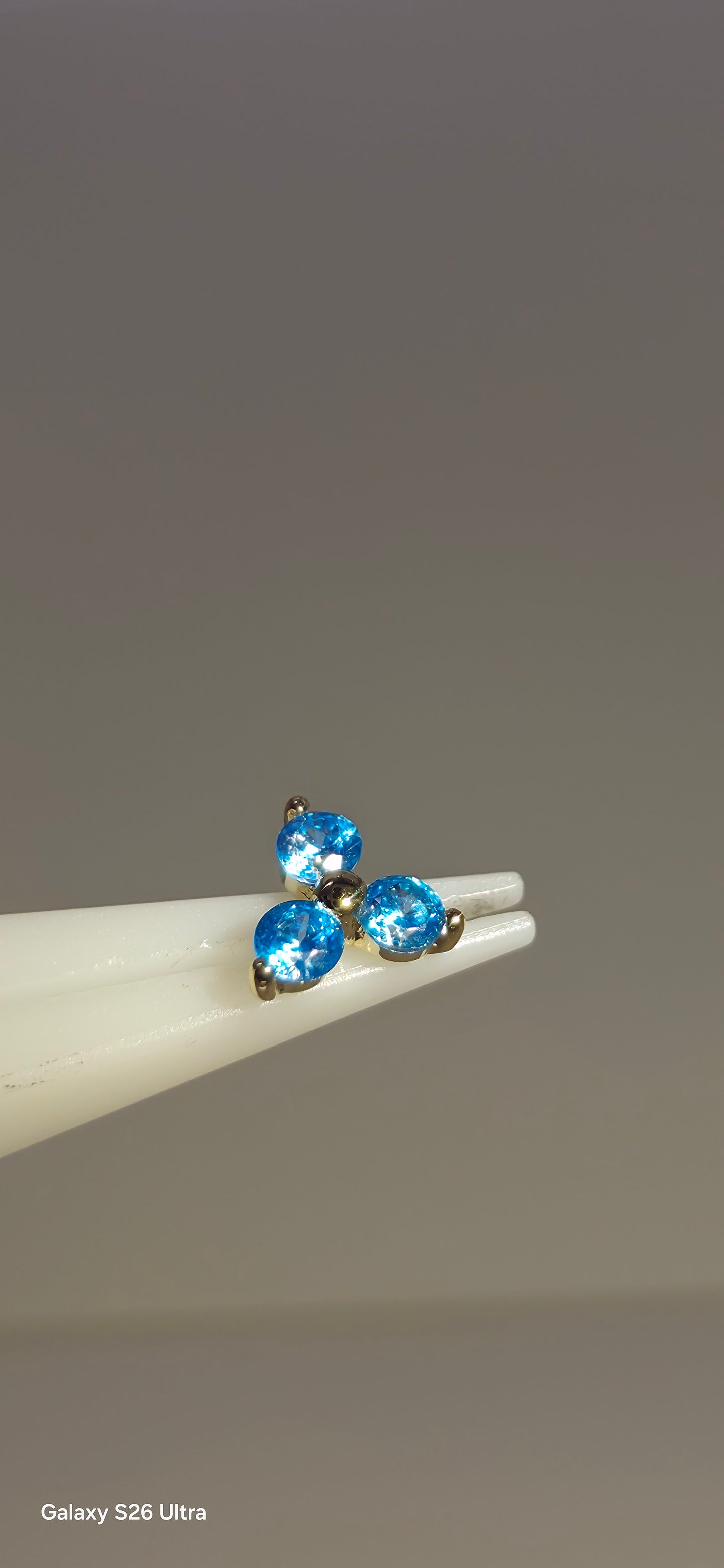 Trinity azul en oro de 14k 4.5mm