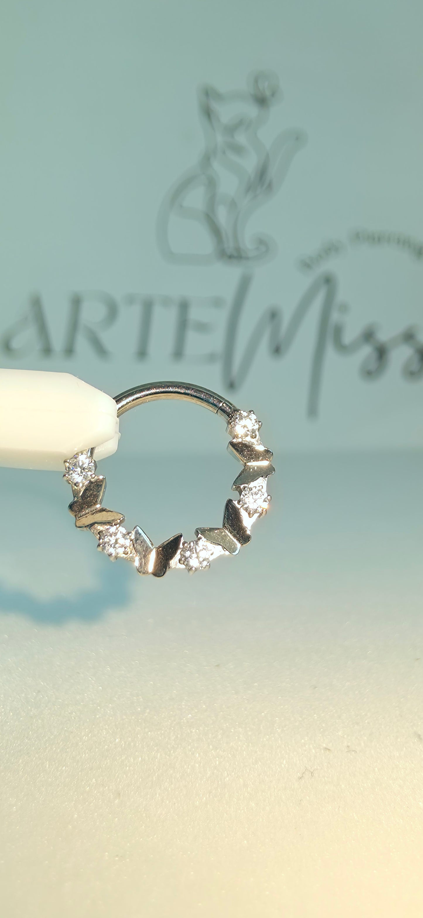 Clicker de Titanio con figuras de mariposa e incrustaciones de zirconia