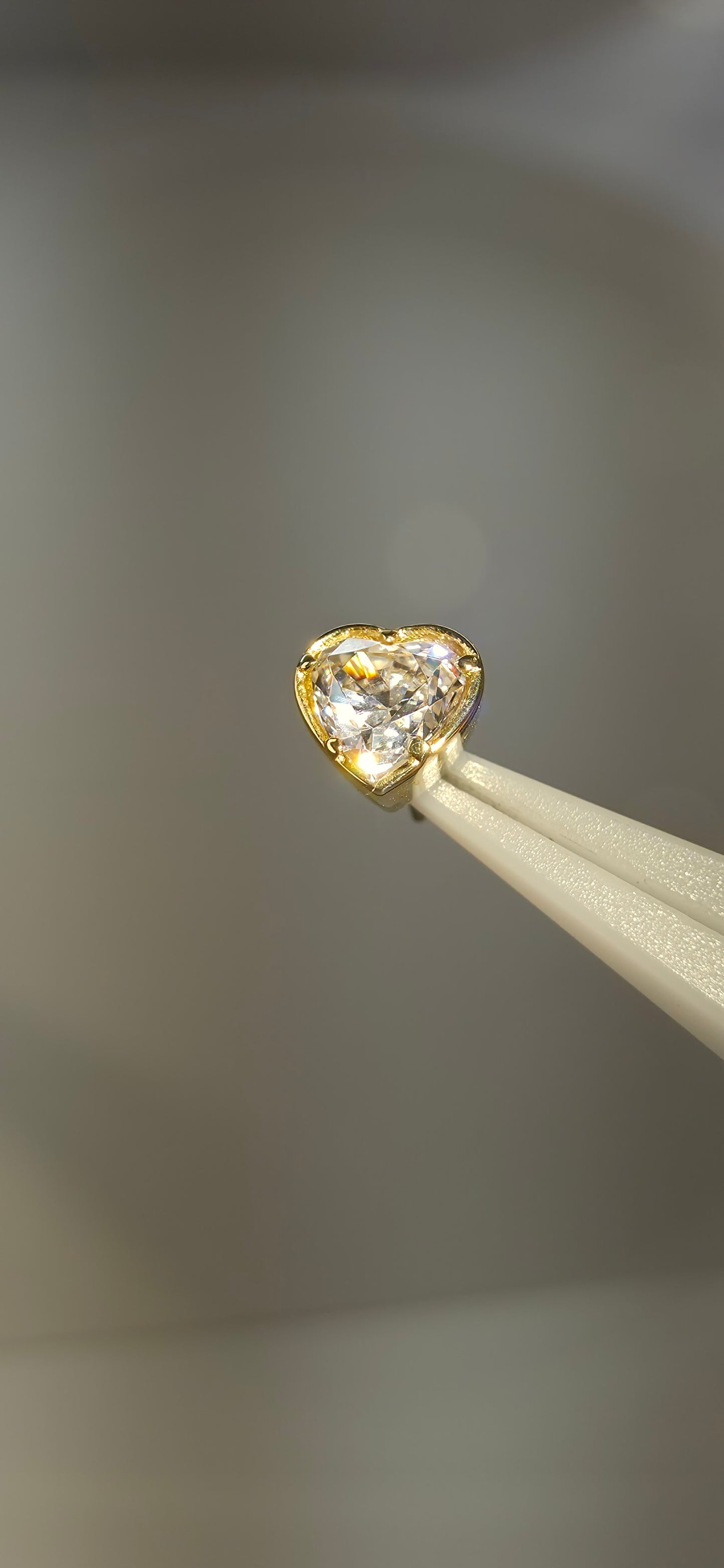Corazón en oro de 18k con cristal Swarovski