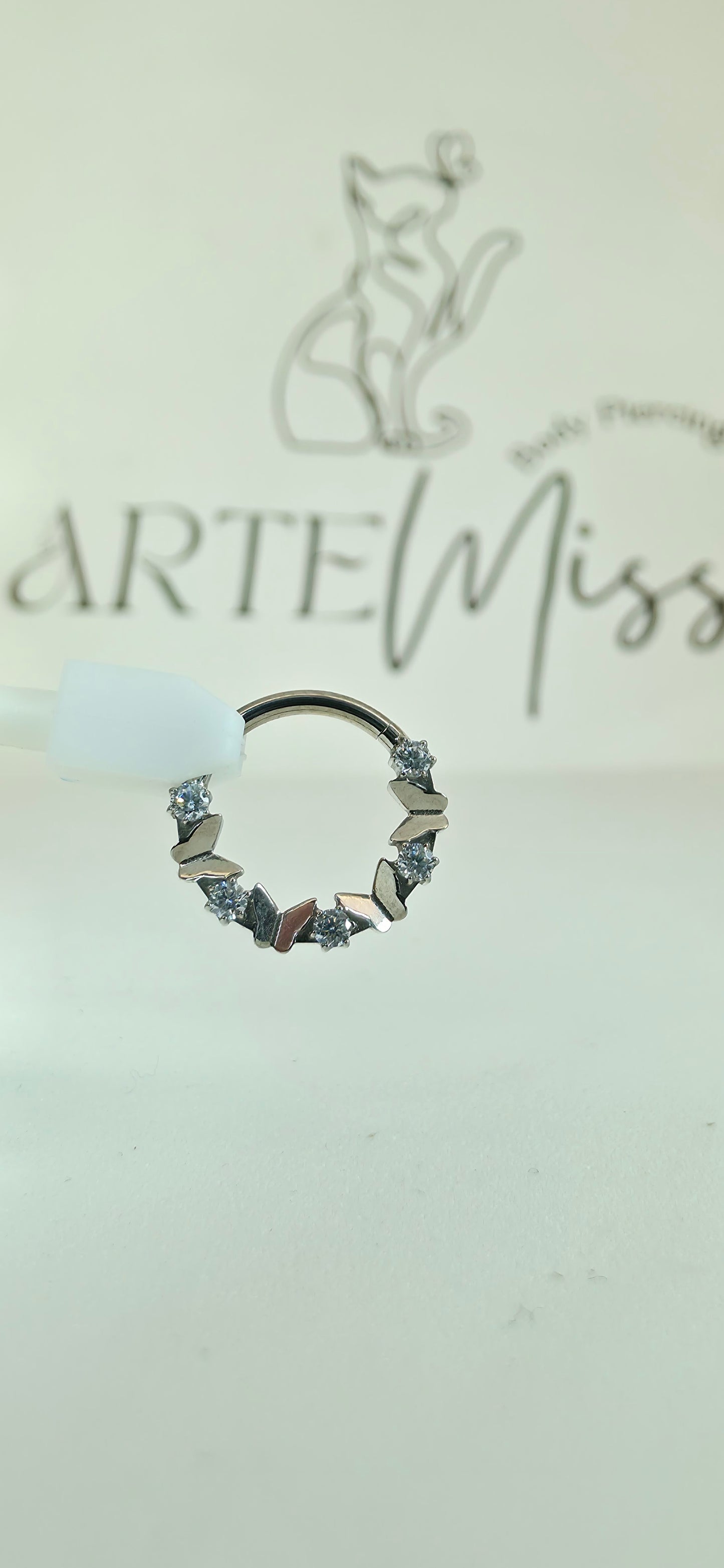 Clicker de Titanio con figuras de mariposa e incrustaciones de zirconia