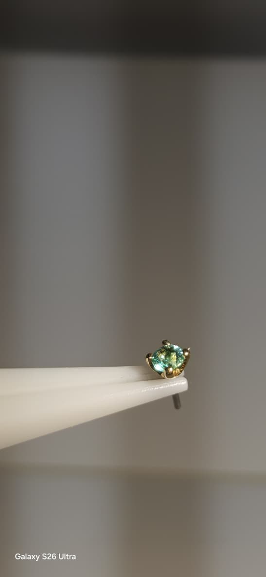 Esmeralda 2.5 mm en oro de 18k