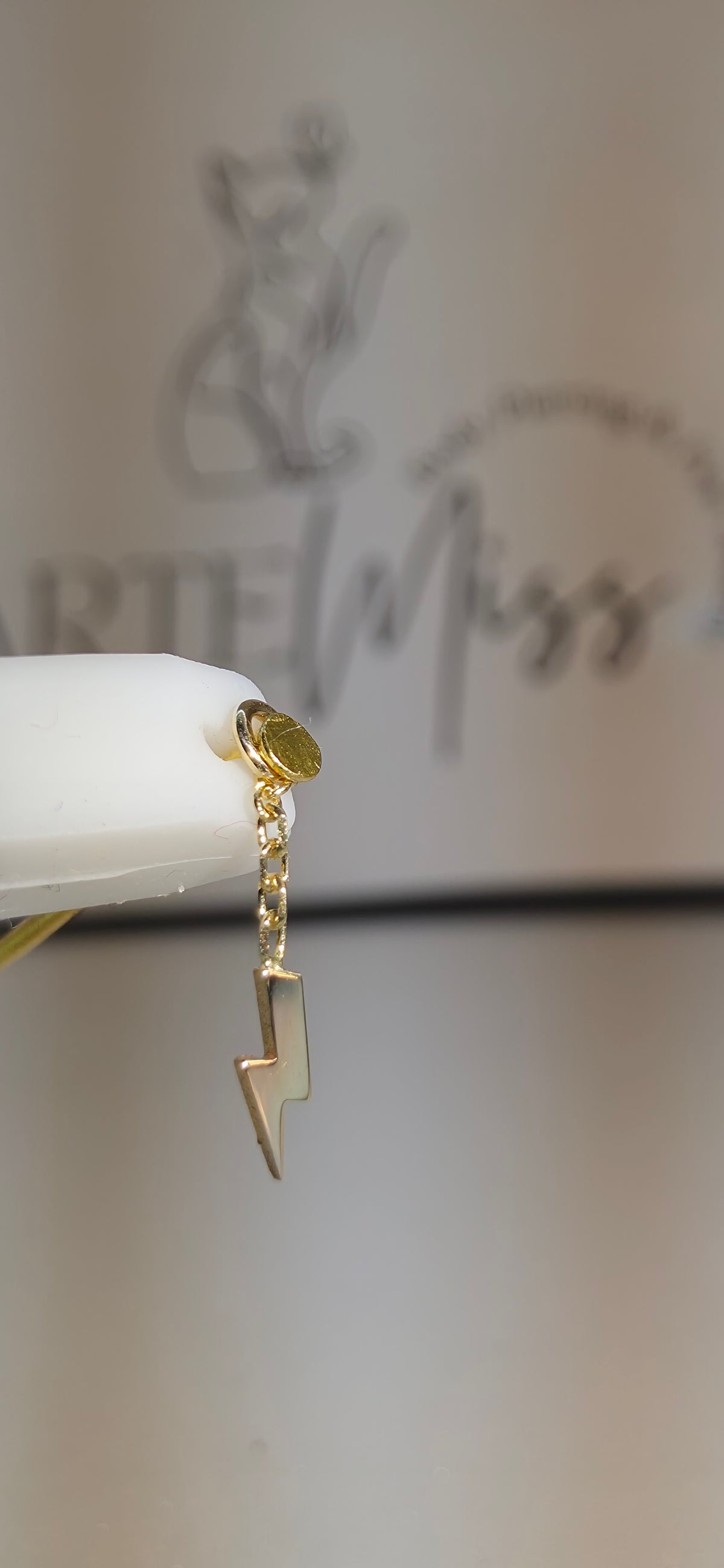 Charm colgante de rayo en oro de 14k