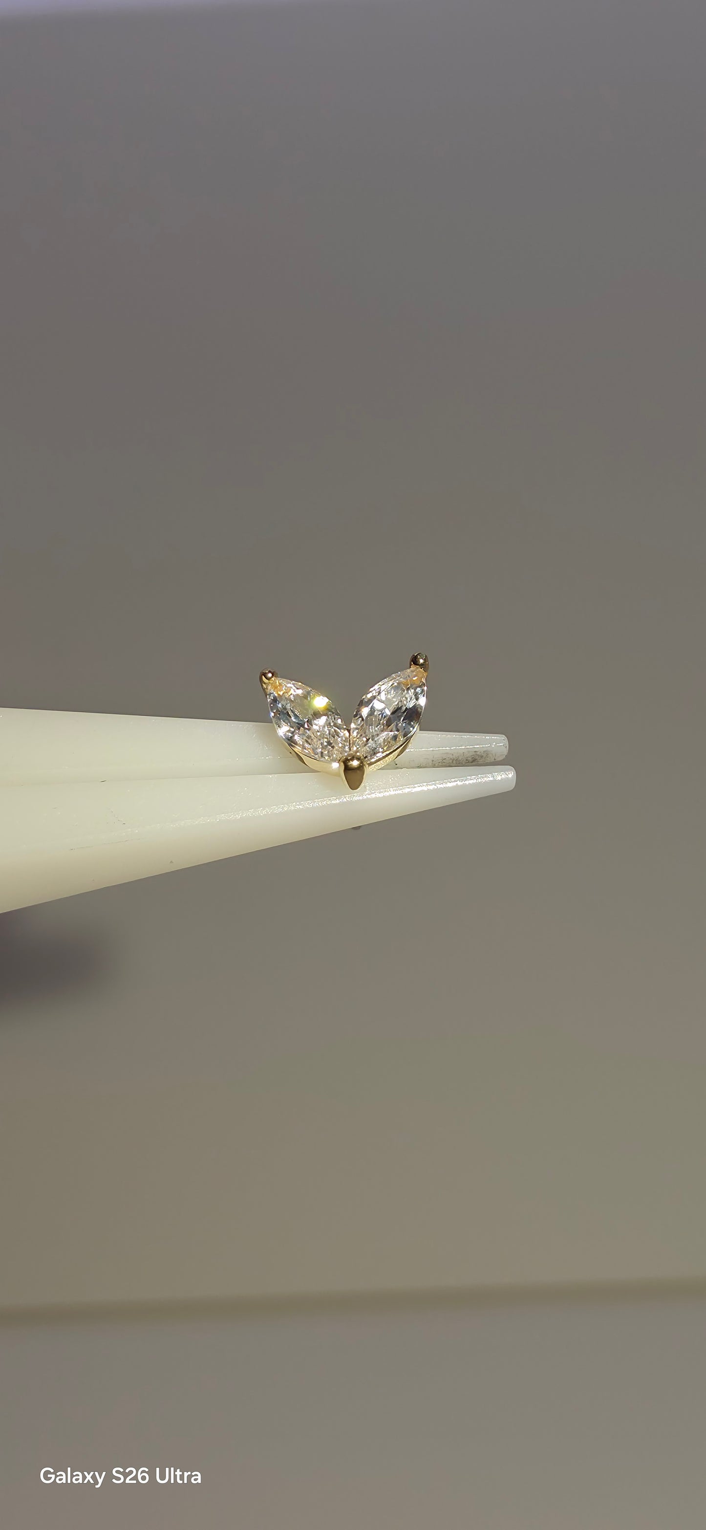 Doble petalo blanco en oro de 14k