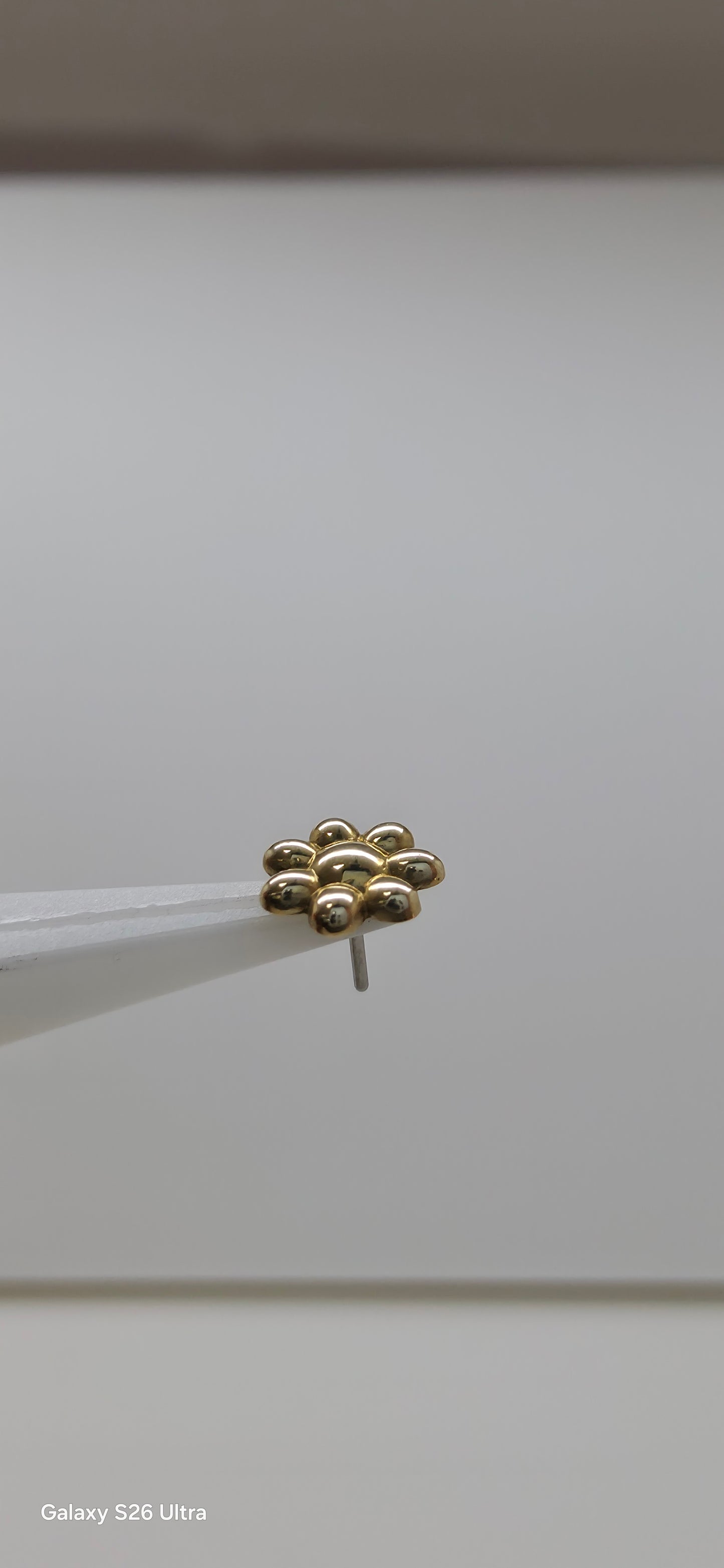 Flor en oro solido de 18k