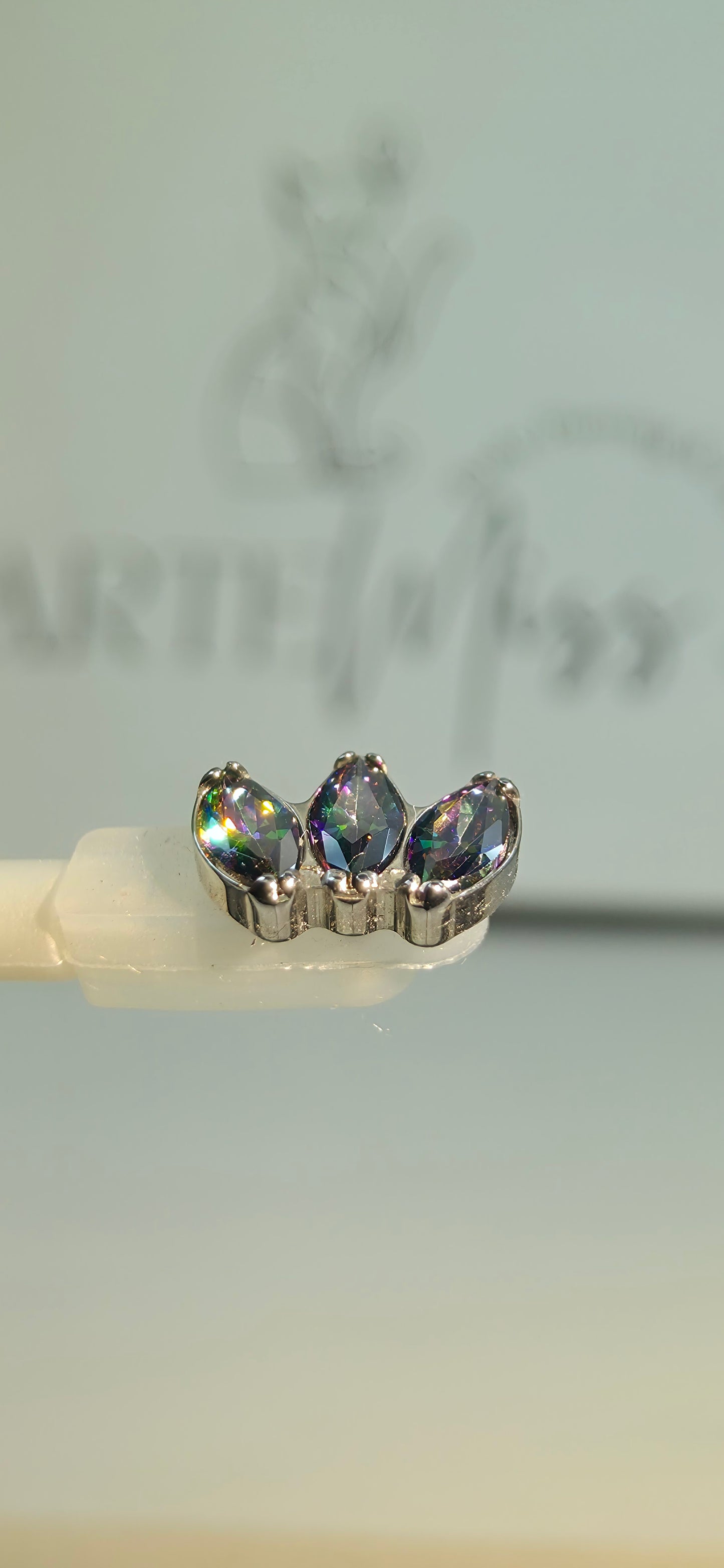 Cluster de Titanio triple marquise vitral