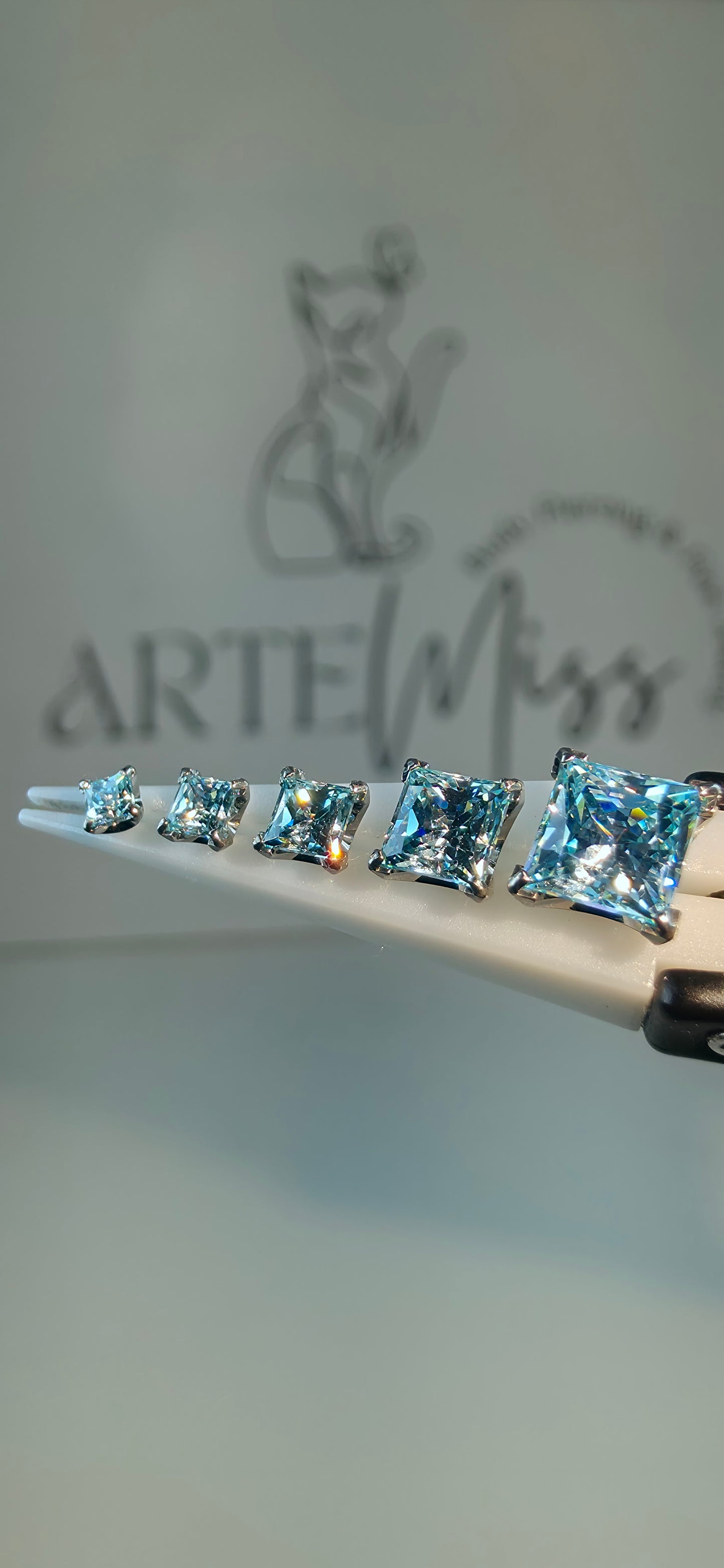 Swarovski cúbicos  de la marca NeoMetal