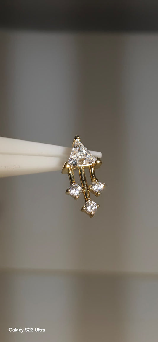 Pieza de oro solido de 14k con incrustaciones de zirconia