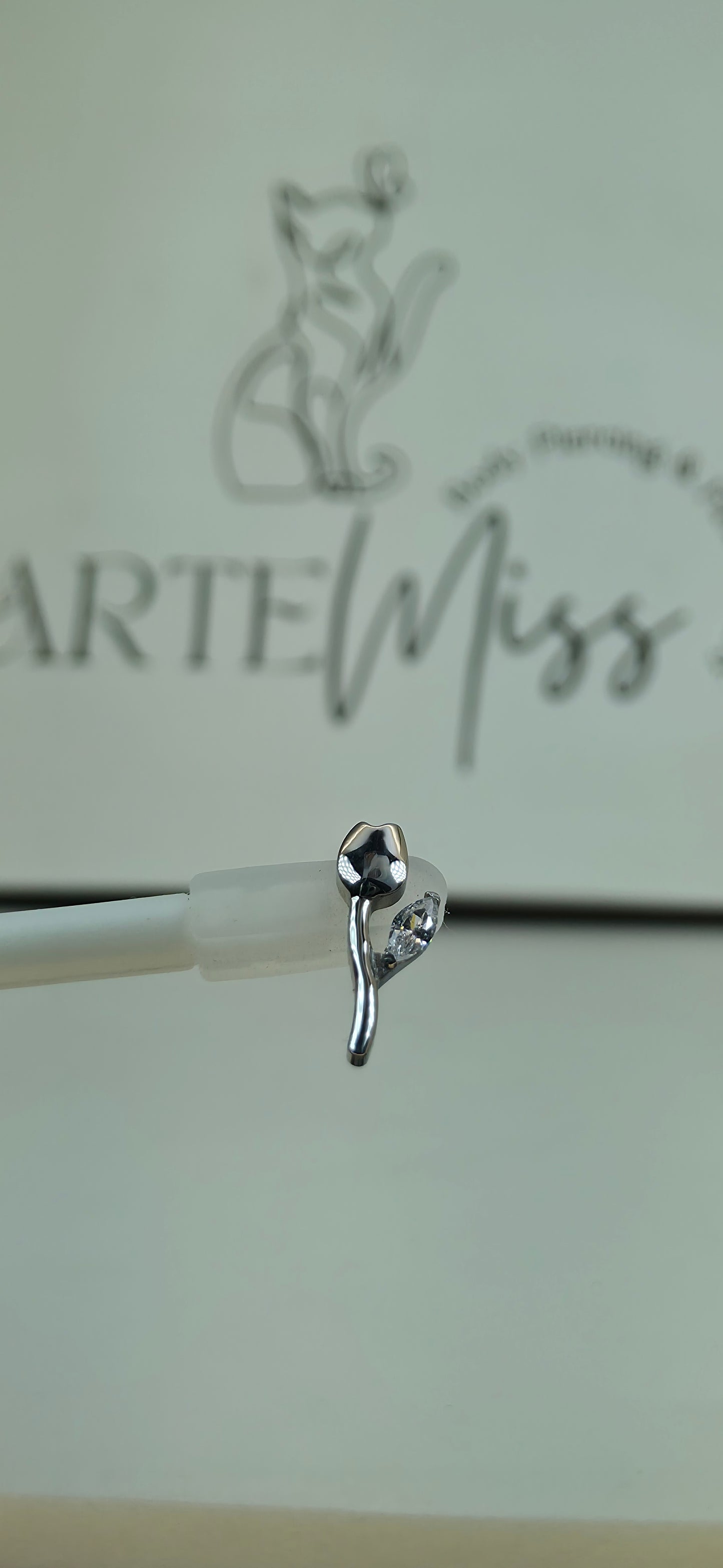 Top de Titanio en forma de tulipan con zirconia