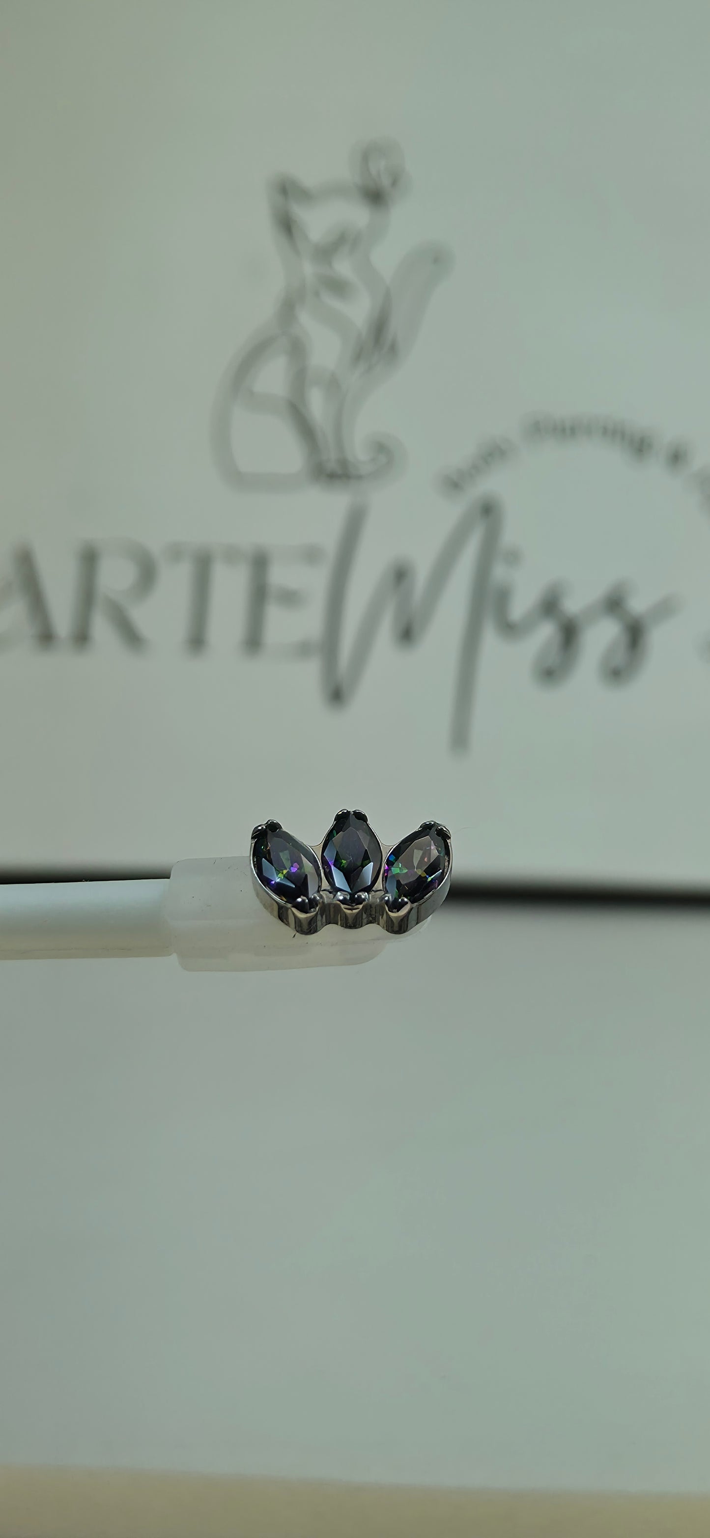 Cluster de Titanio triple marquise vitral