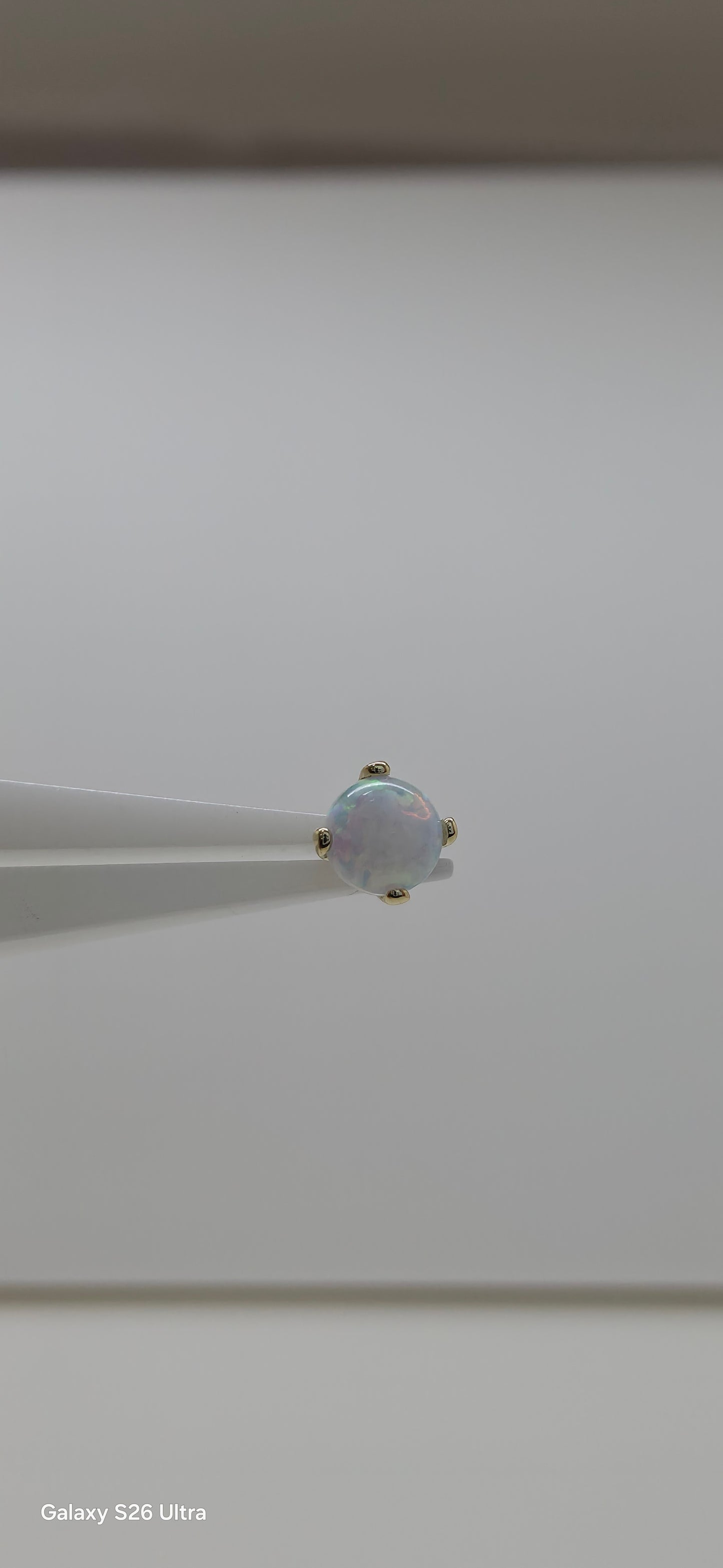 Opalo nieve 3.5 mm en oro de 18k