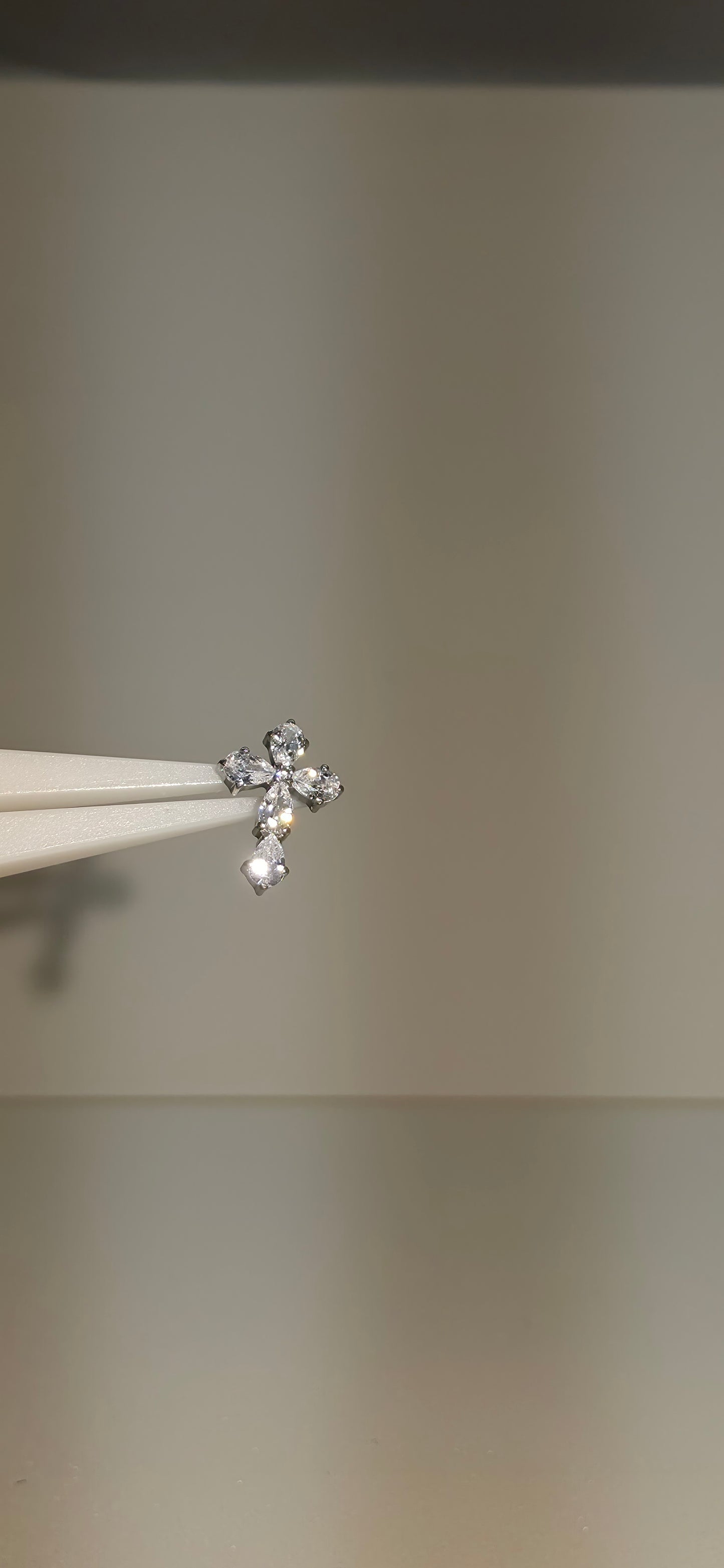 Piercing Titanio Cruz con incrustaciones de Zirconia