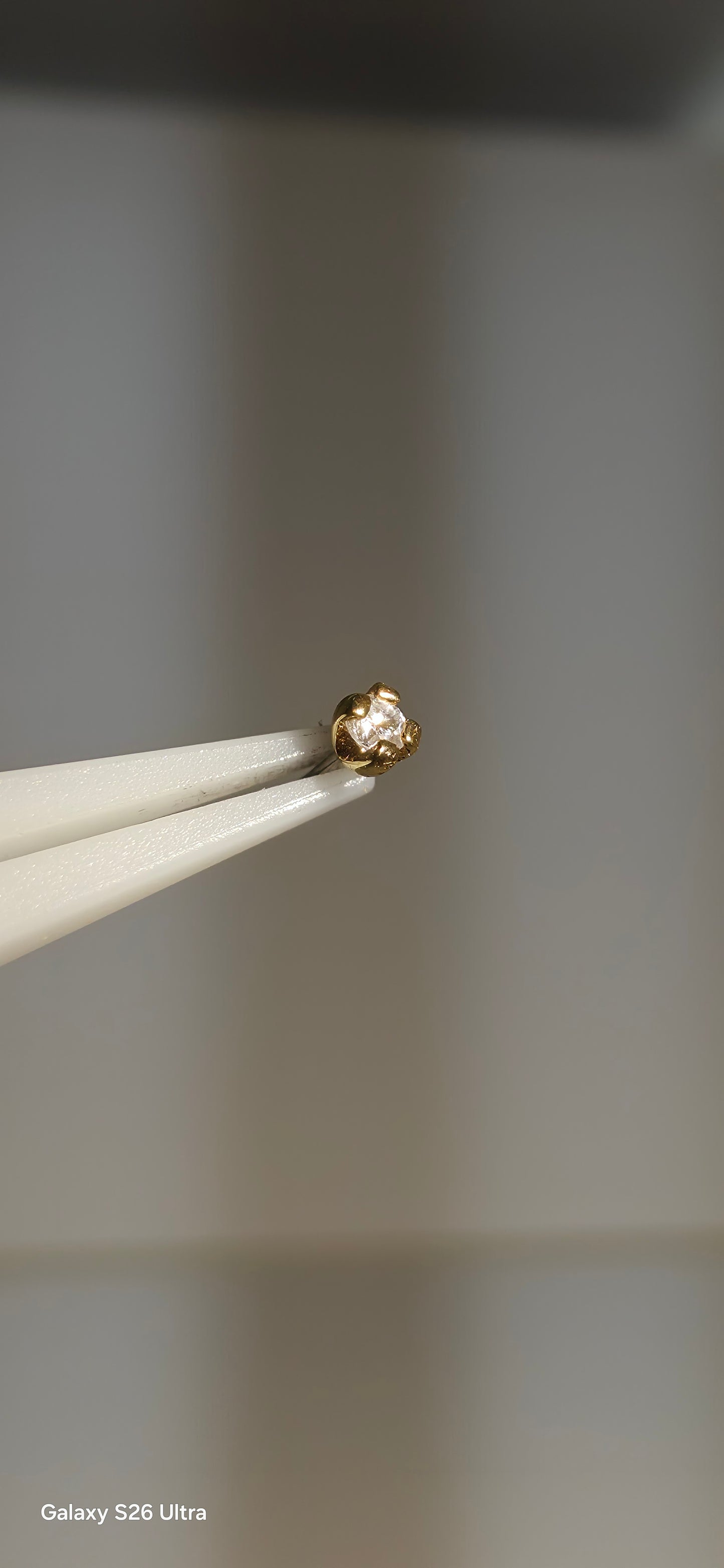 Diamante de 2mm en oro 18k