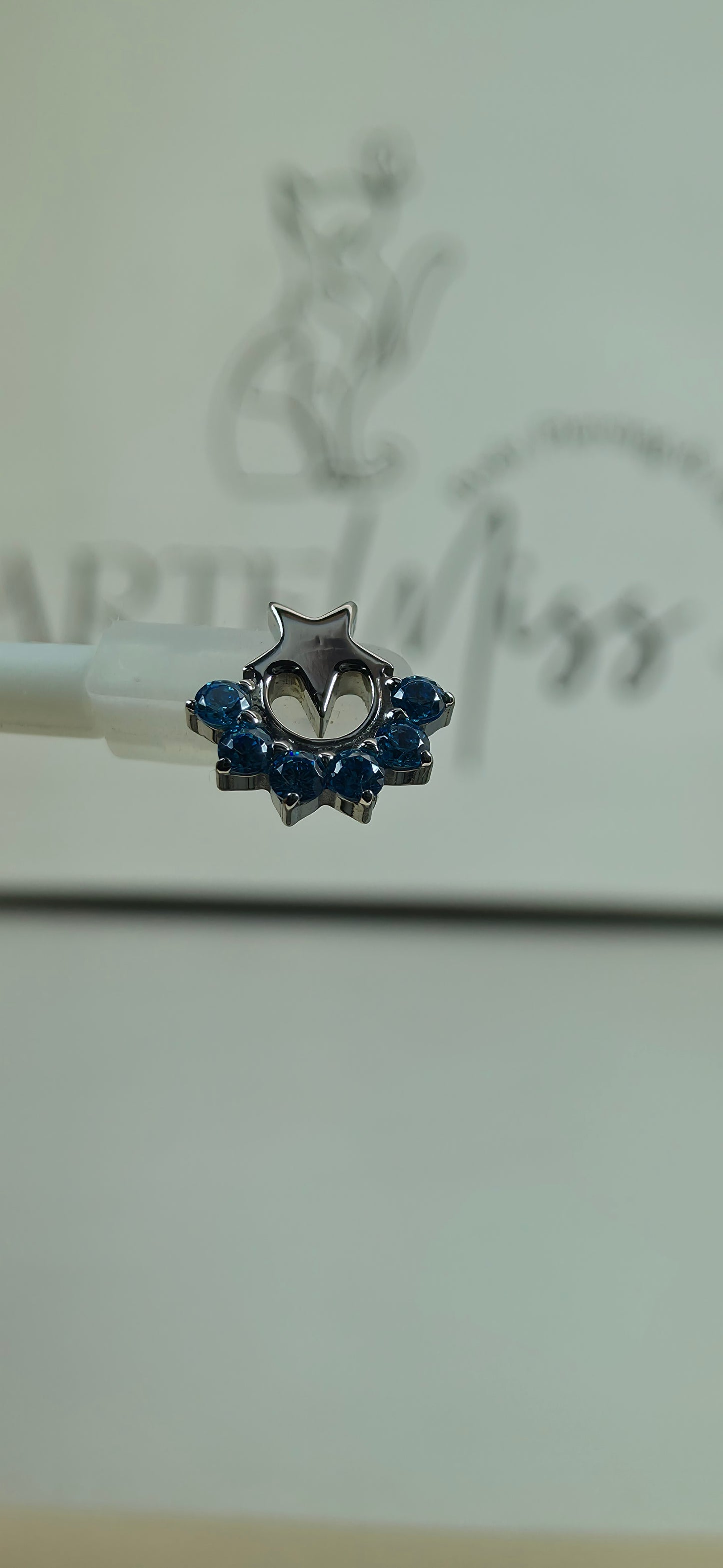 Top de Titanio con forma de estrella e incrustaciones de zirconia