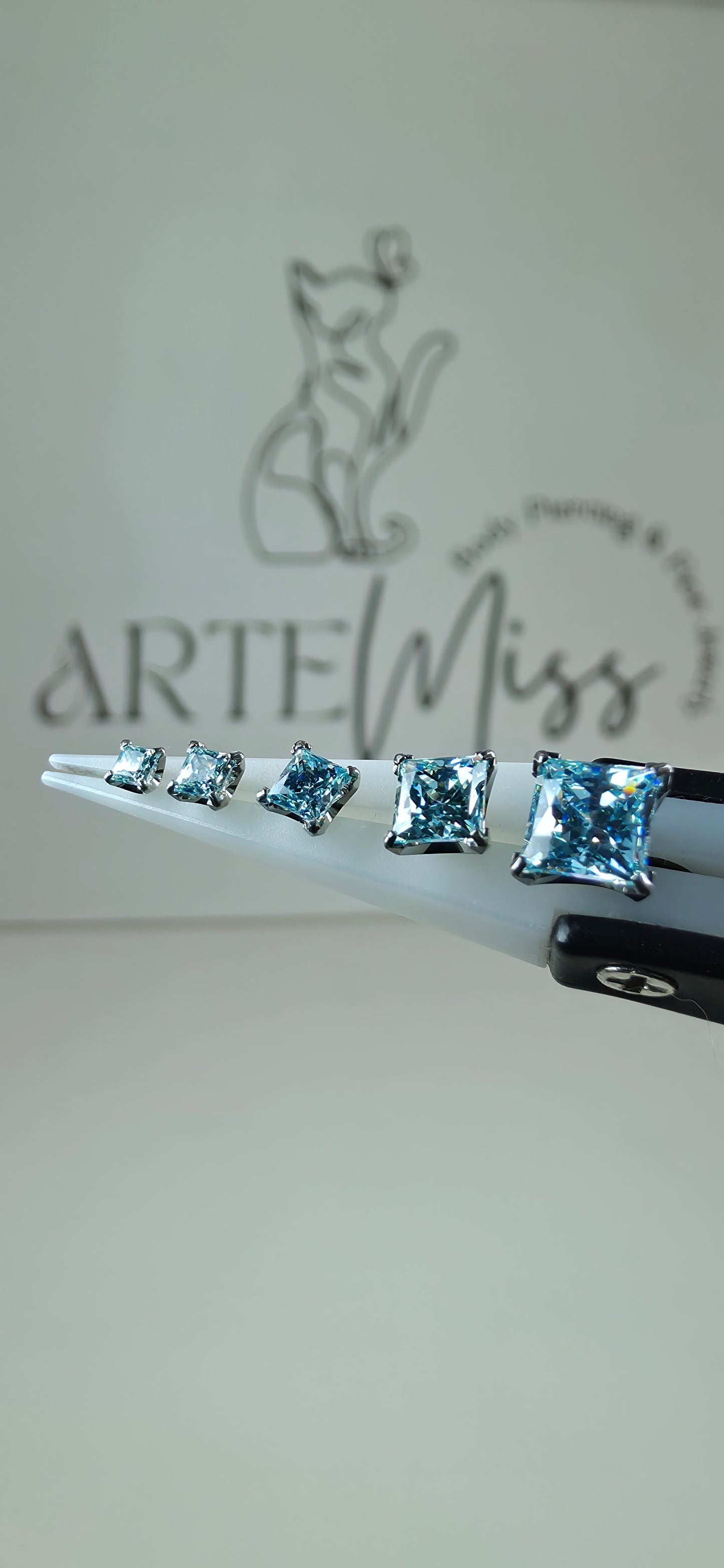 Swarovski cúbicos  de la marca NeoMetal