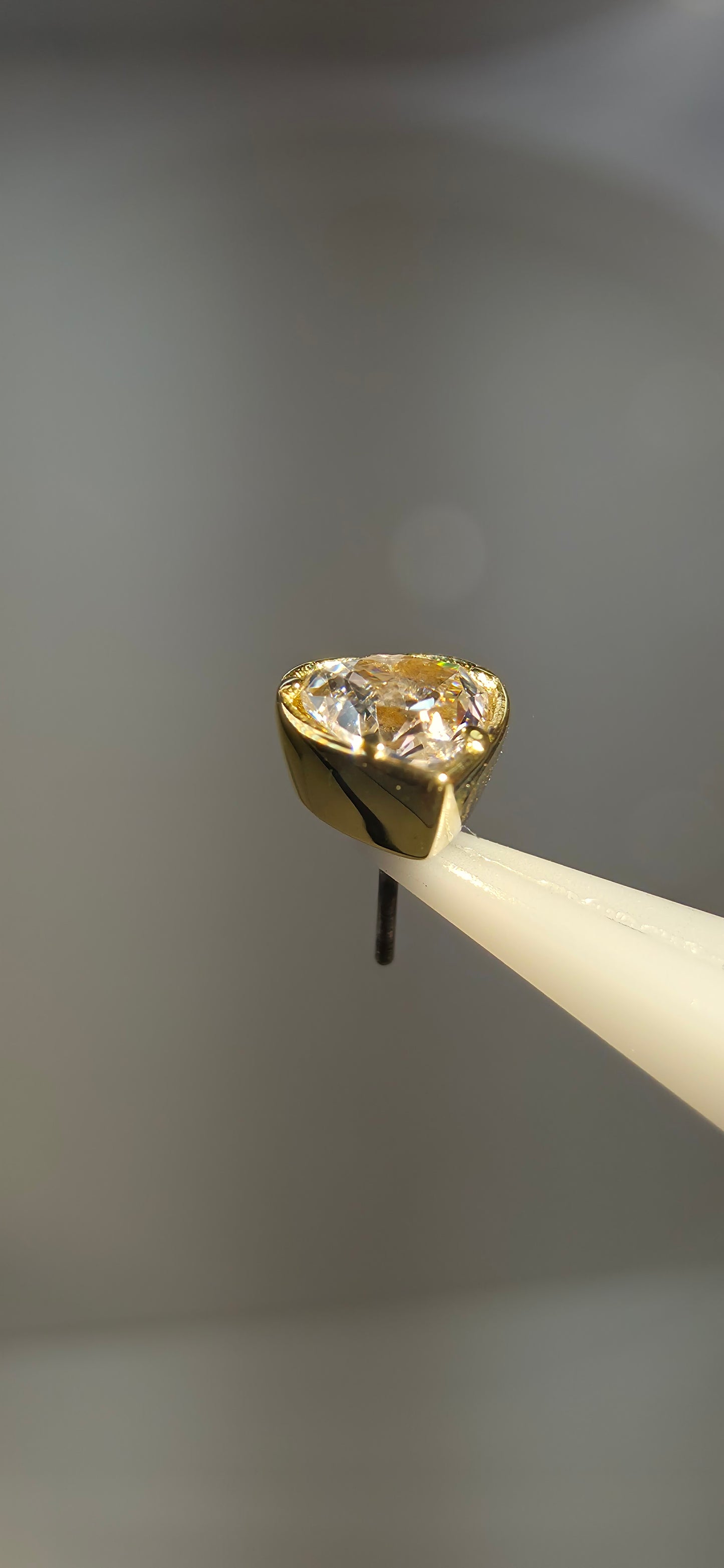 Corazón en oro de 18k con cristal Swarovski