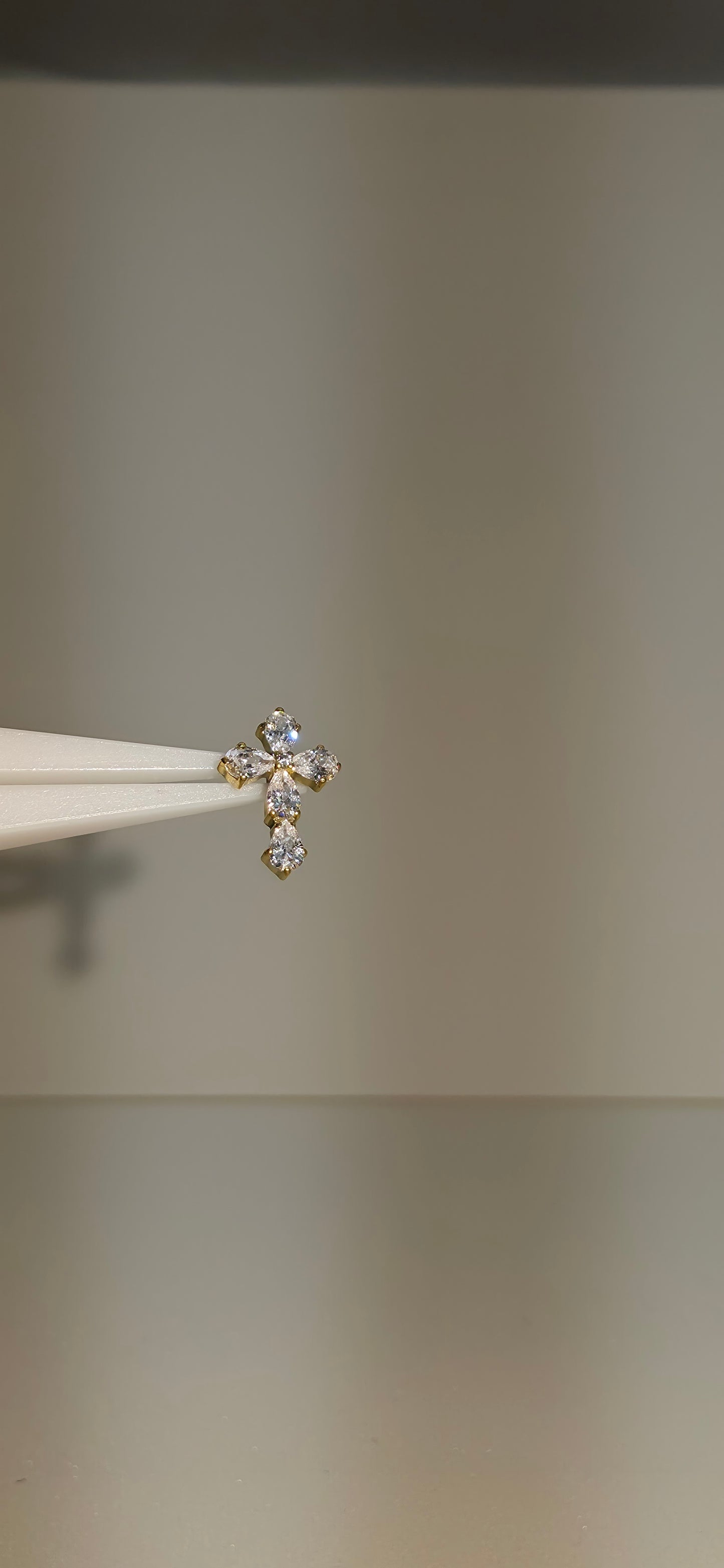 Piercing Titanio Cruz con incrustaciones de Zirconia