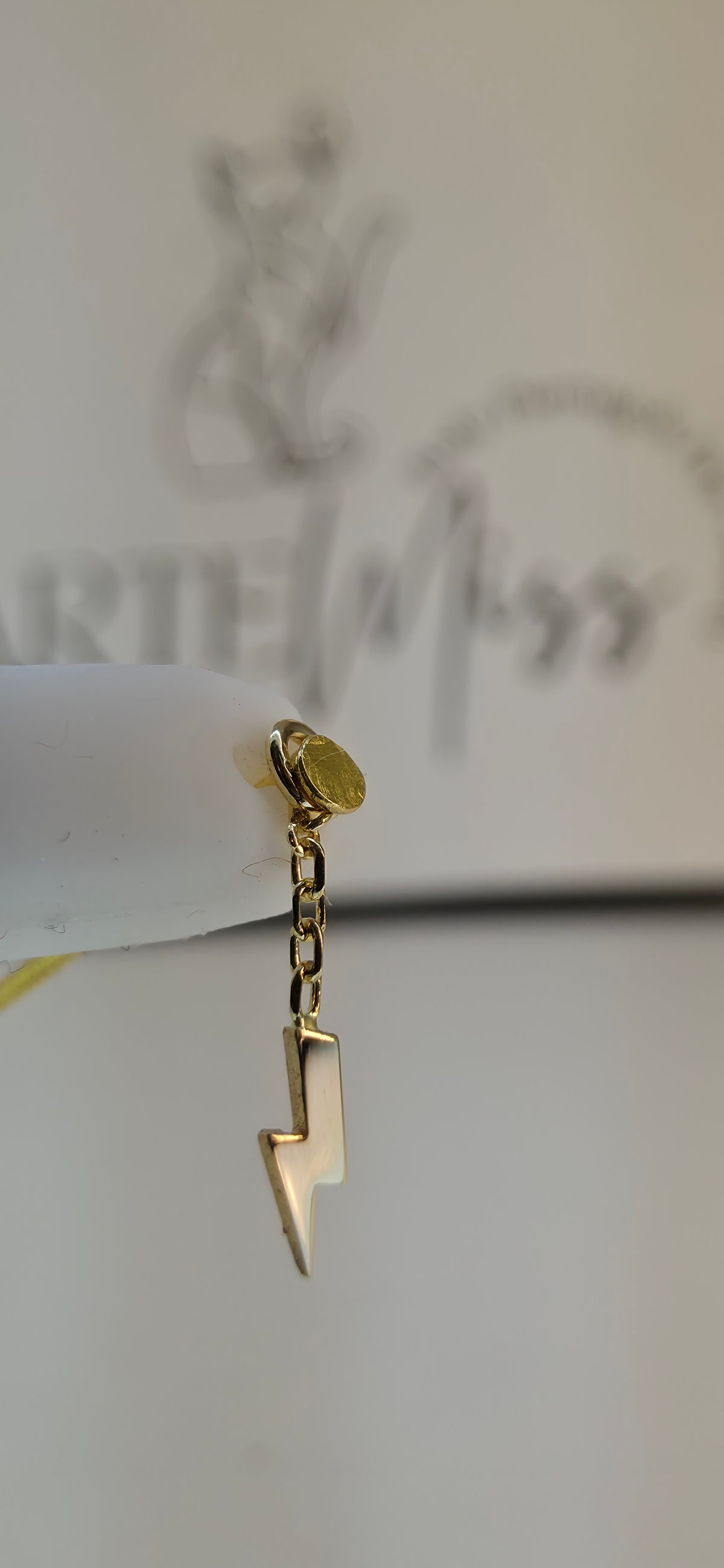 Charm colgante de rayo en oro de 14k