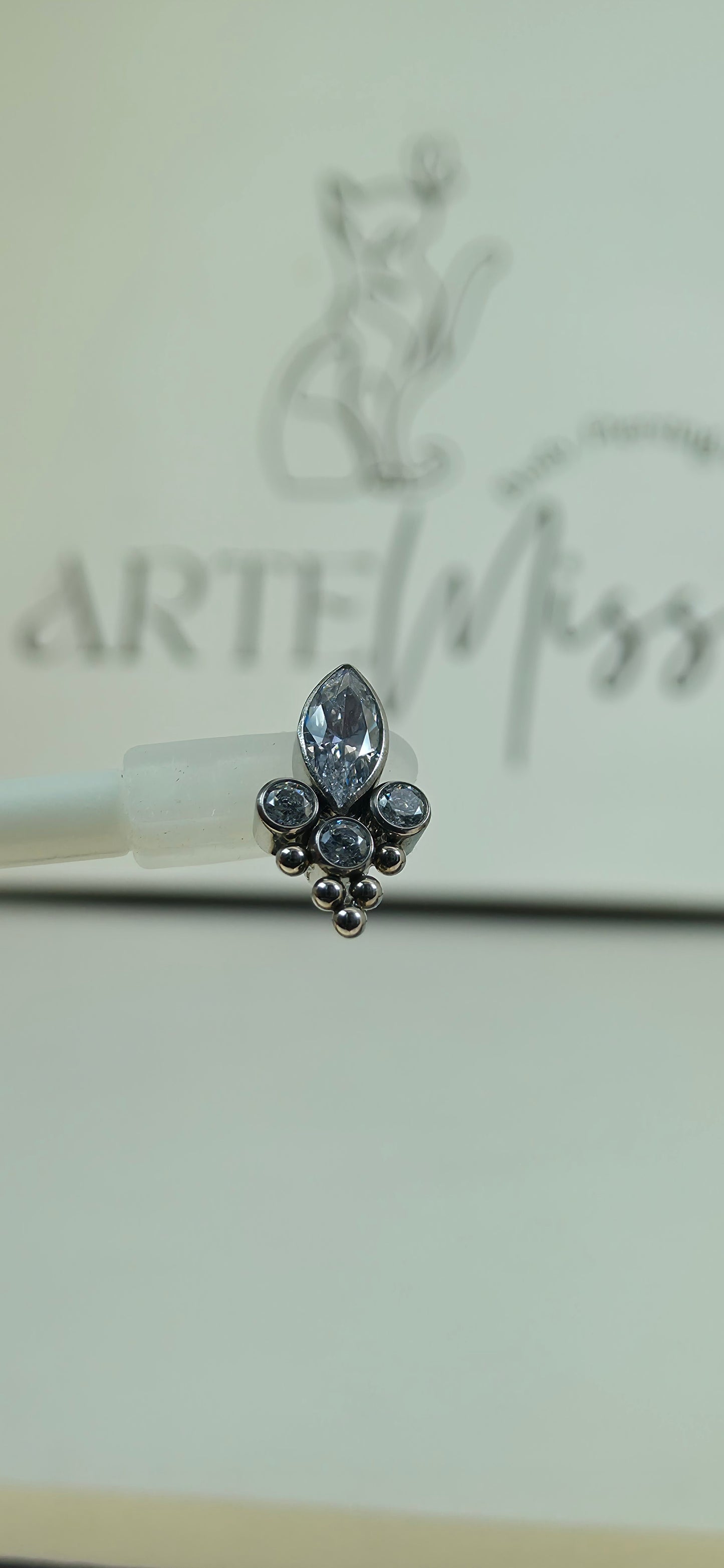 Top de Titanio con incrustaciones de zirconia