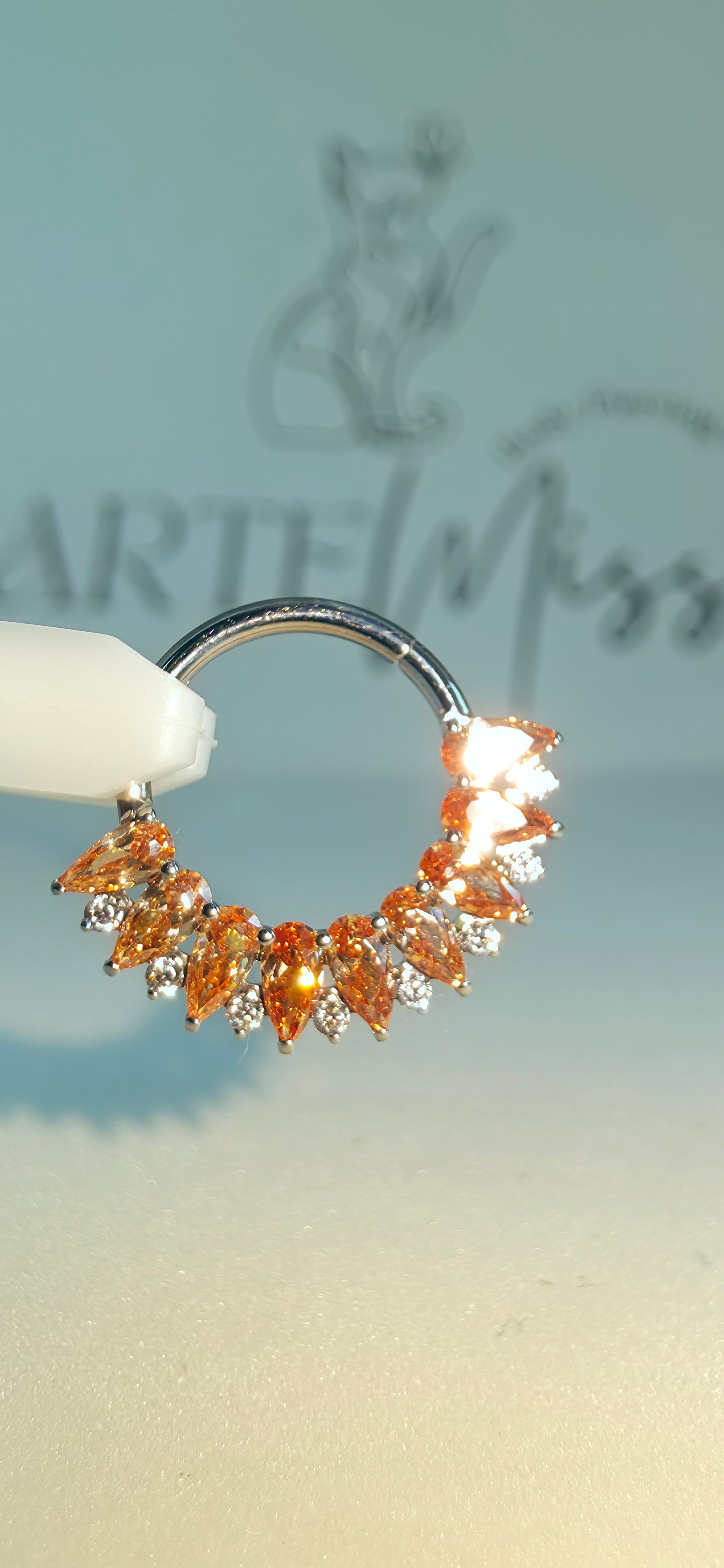 Clicker de Titanio con incrustaciones de zirconia champagne