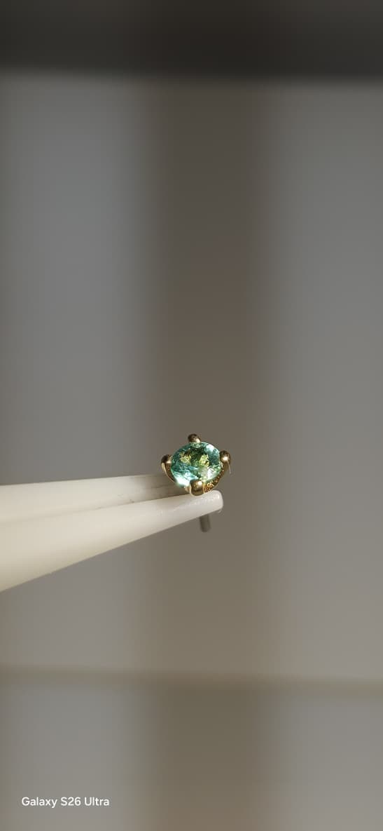 Esmeralda 2.5 mm en oro de 18k