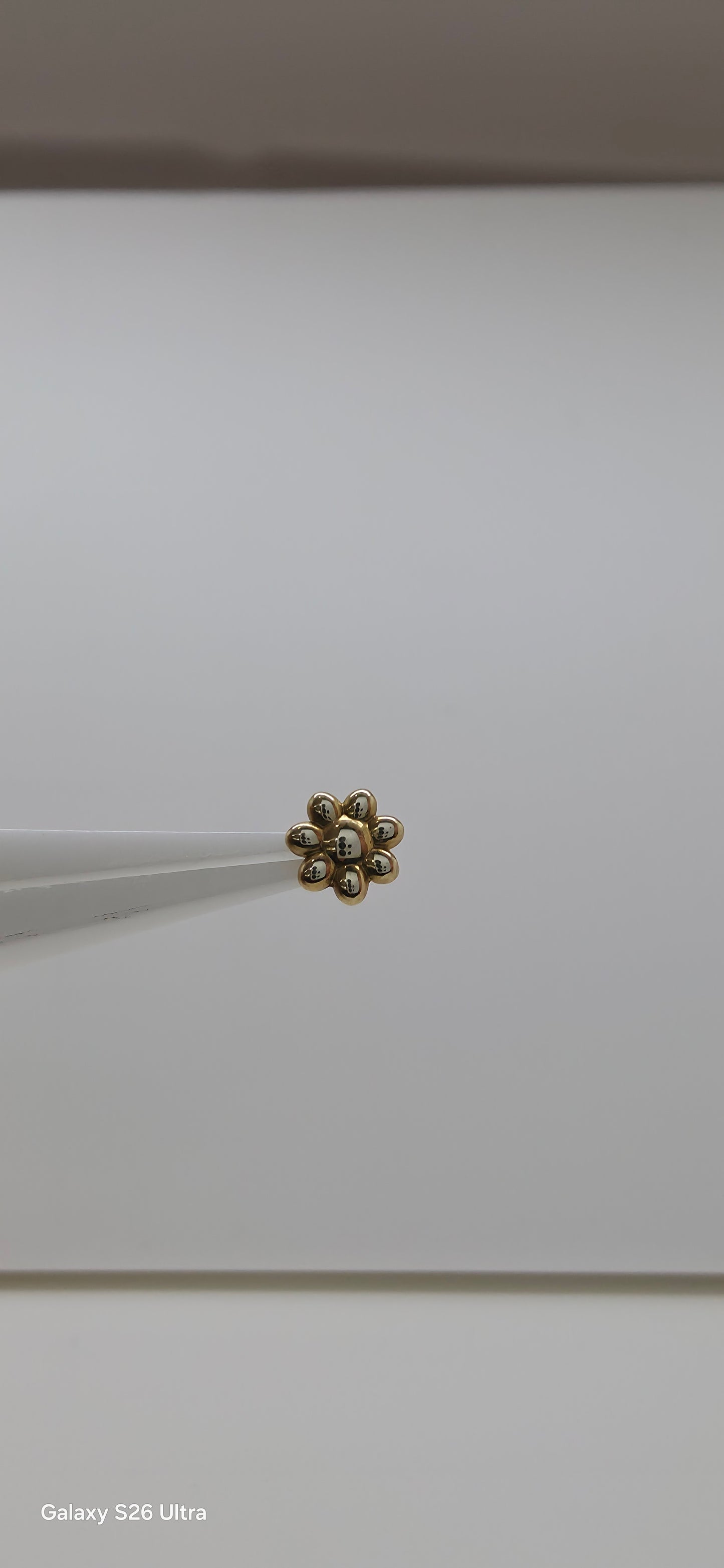 Flor en oro solido de 18k