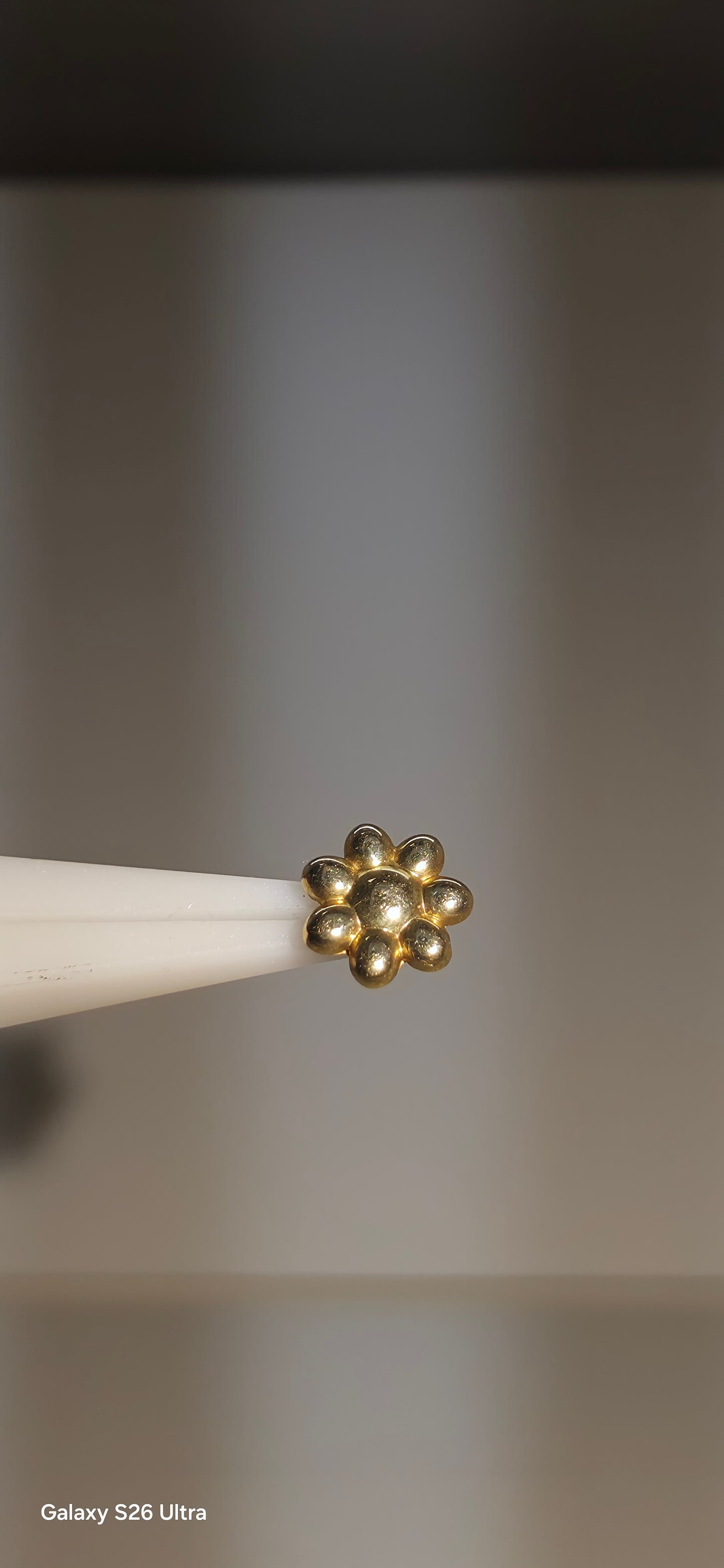 Flor en oro solido de 18k