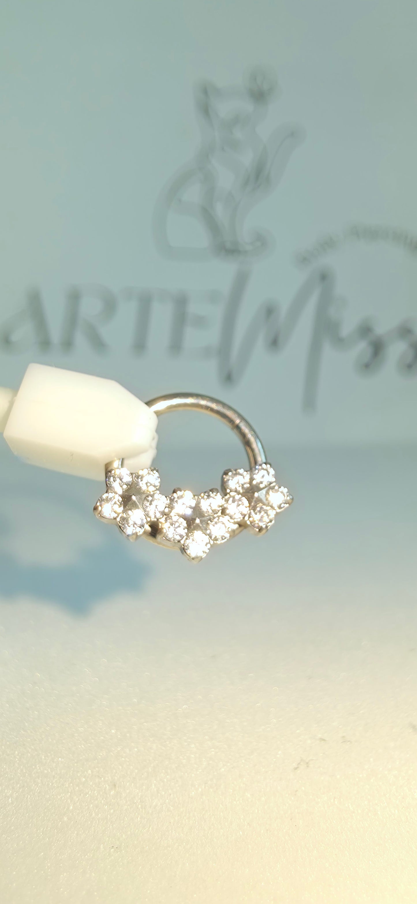 Clicker de Titanio triple flor con incrustaciones de zirconia