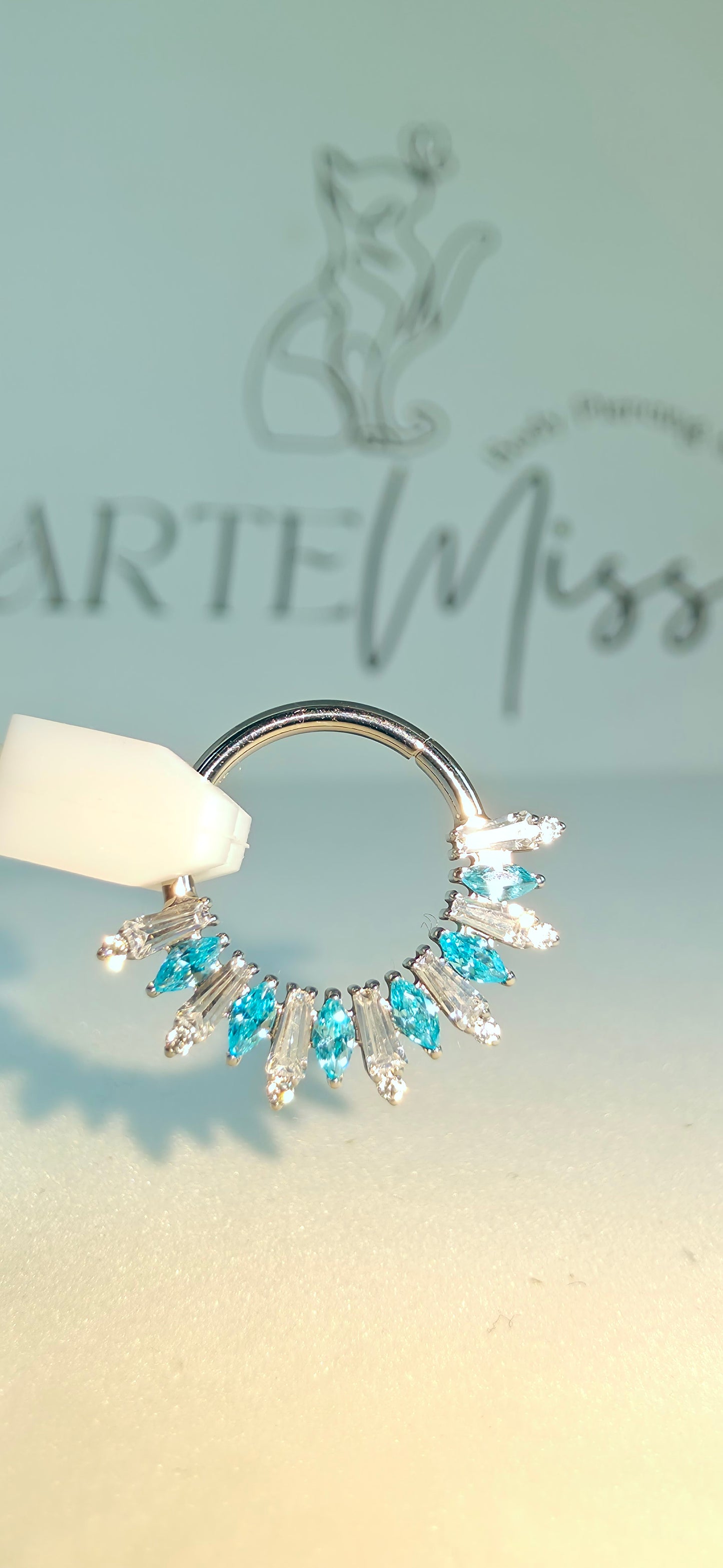 Clicker de Titanio con incrustaciones de zirconia azul y blanco