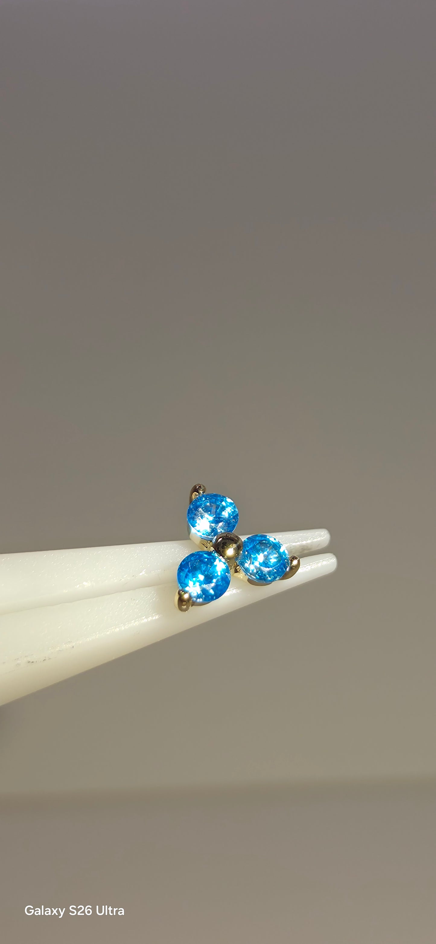 Trinity azul en oro de 14k 4.5mm