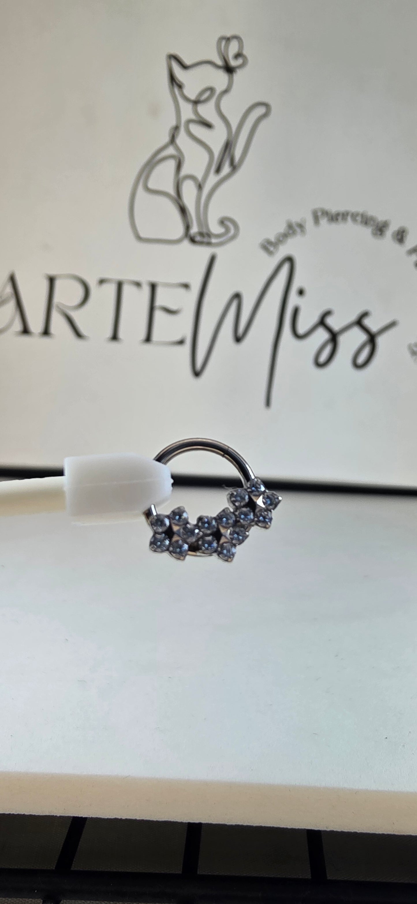 Clicker de Titanio triple flor con incrustaciones de zirconia