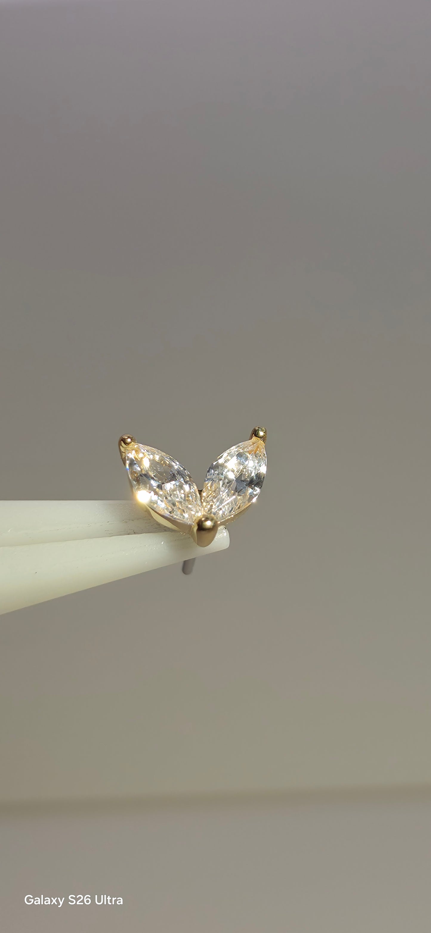 Doble petalo blanco en oro de 14k