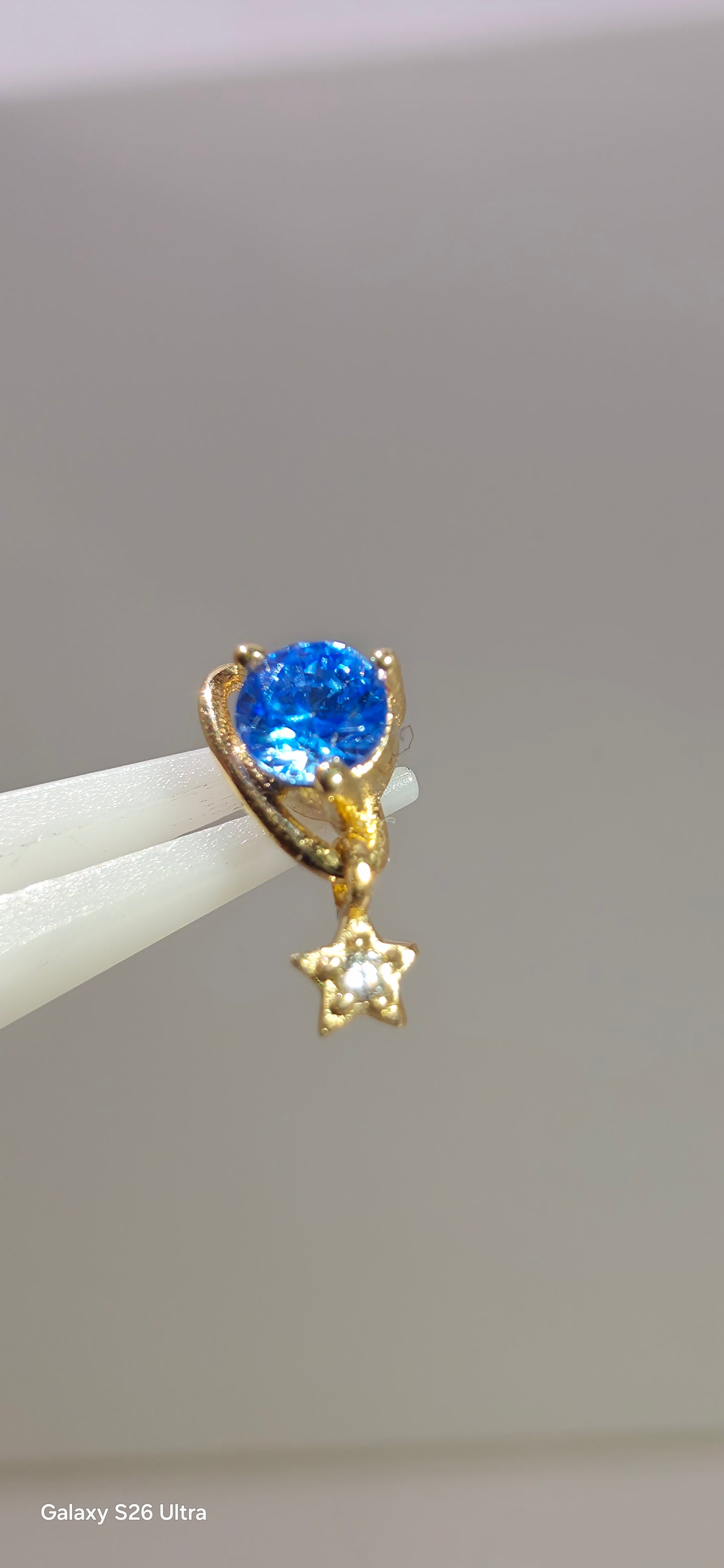 Planeta azul con colgante de estrella en oro de 14k