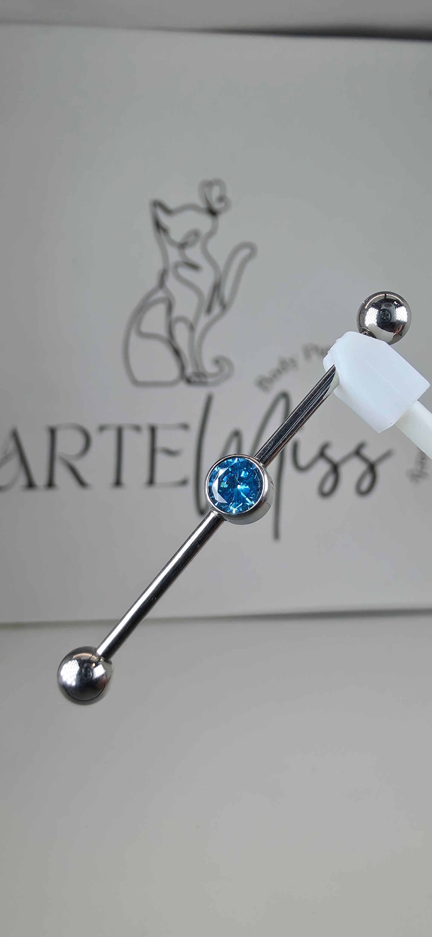 Industrial piercing, transversal 14g en Titanio.