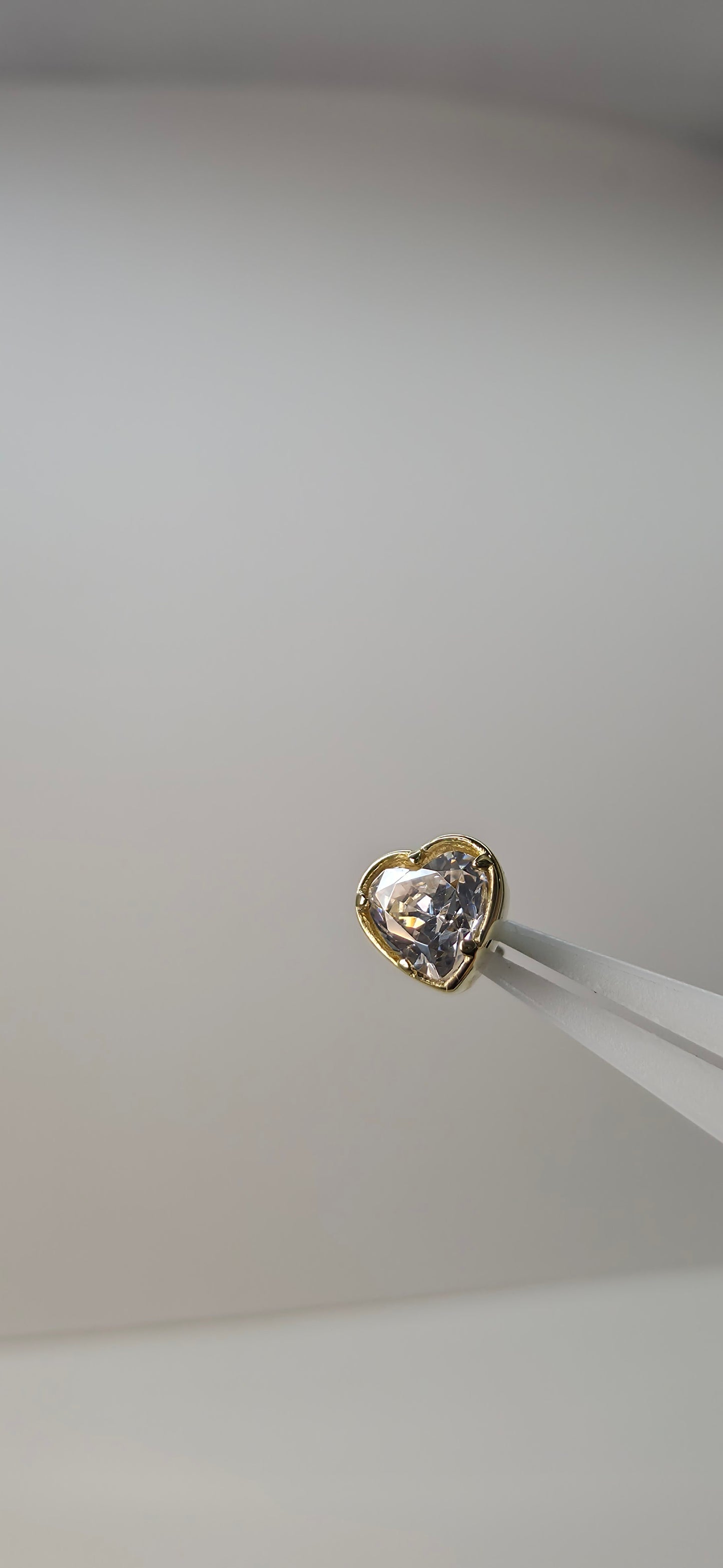 Corazón en oro de 18k con cristal Swarovski