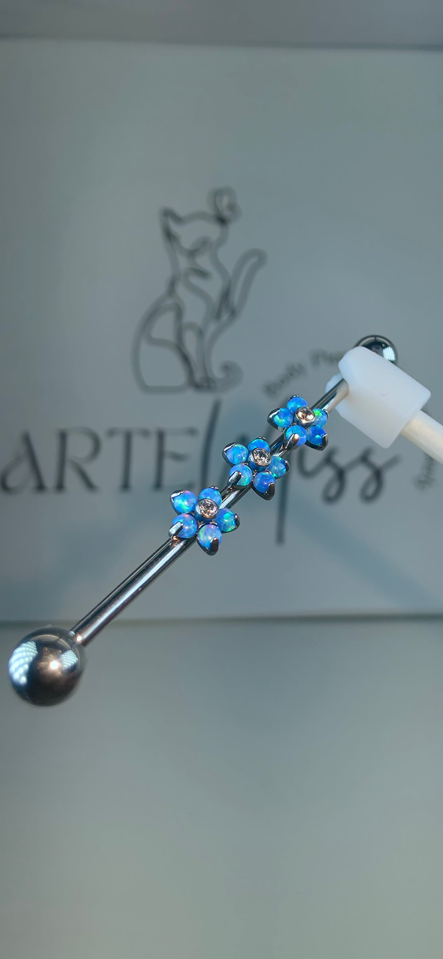 Industrial/transversal piercing con flores de opalo azul