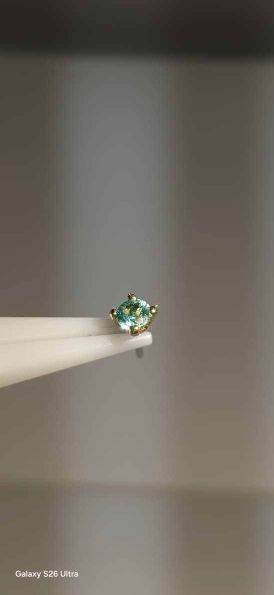 Esmeralda 2.5 mm en oro de 18k