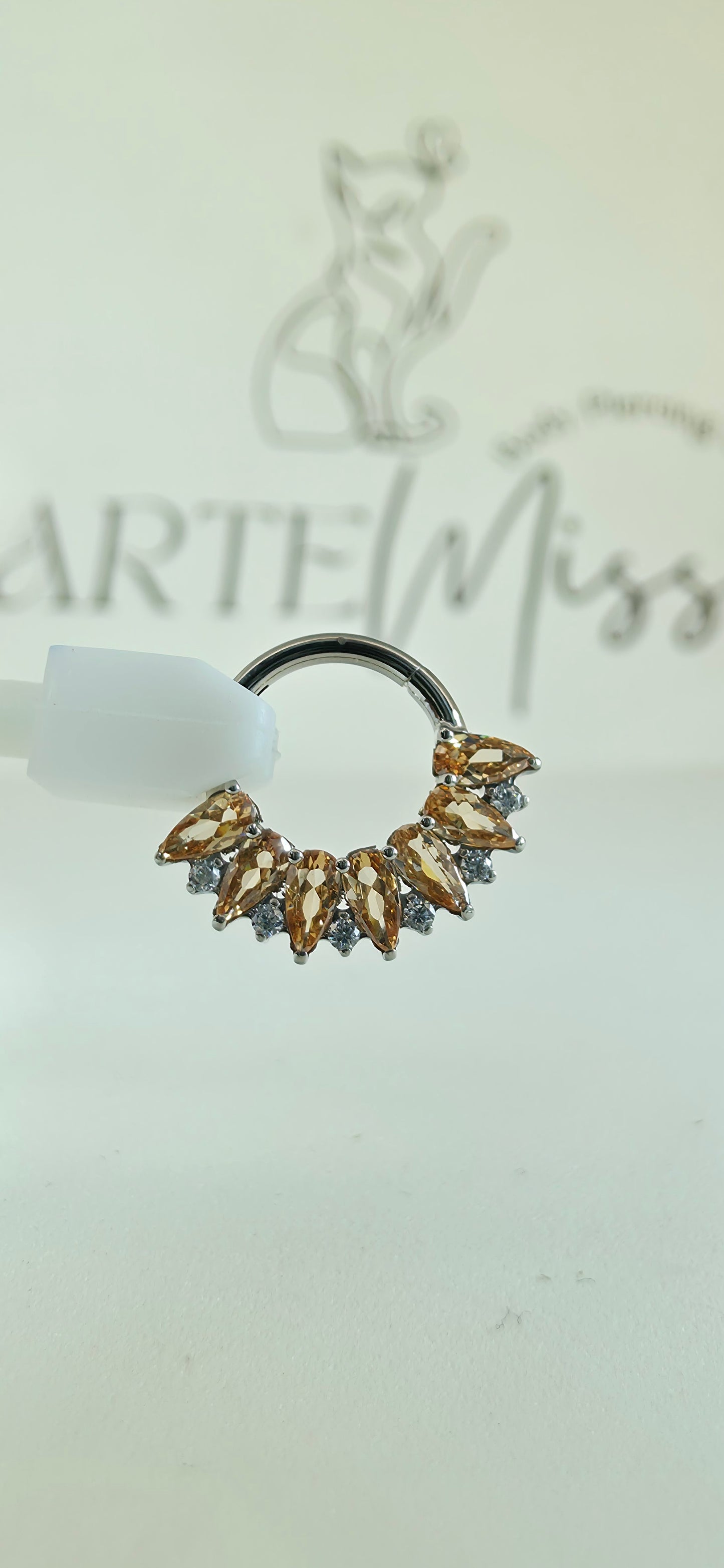 Clicker de Titanio con incrustaciones de zirconia champagne