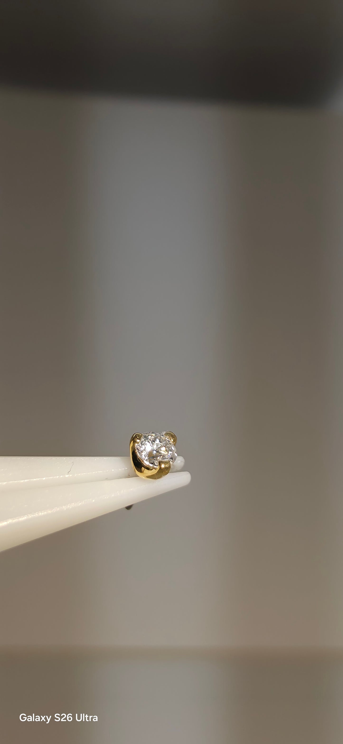 Diamante 2.5mm en oro de 18k
