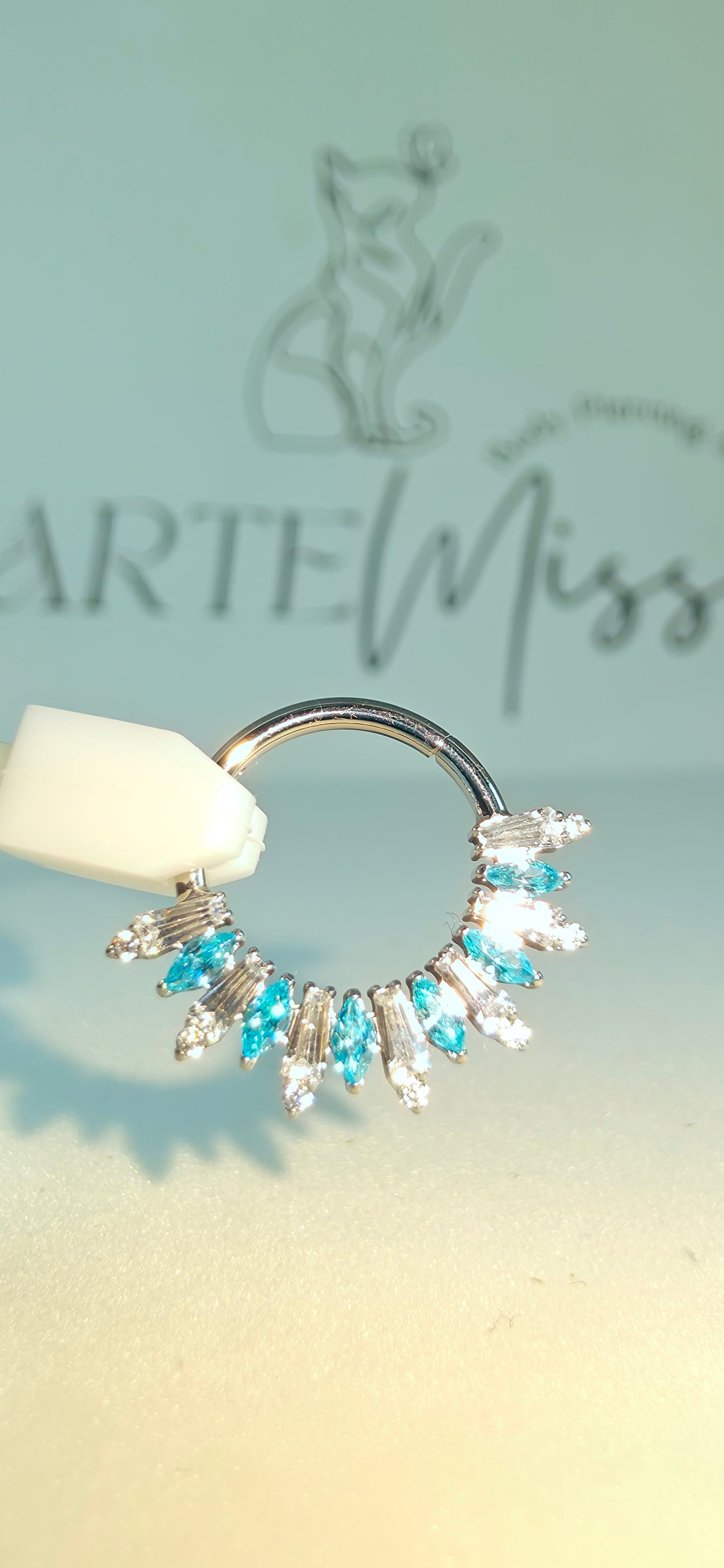 Clicker de Titanio con incrustaciones de zirconia azul y blanco
