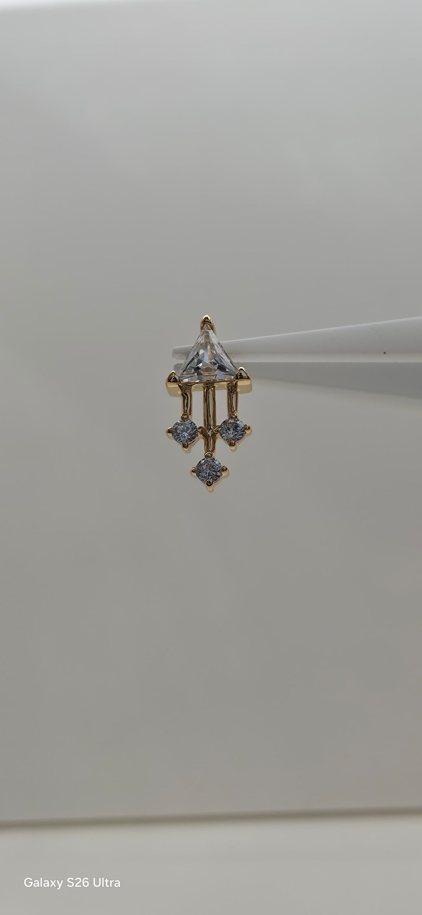 Pieza de oro solido de 14k con incrustaciones de zirconia
