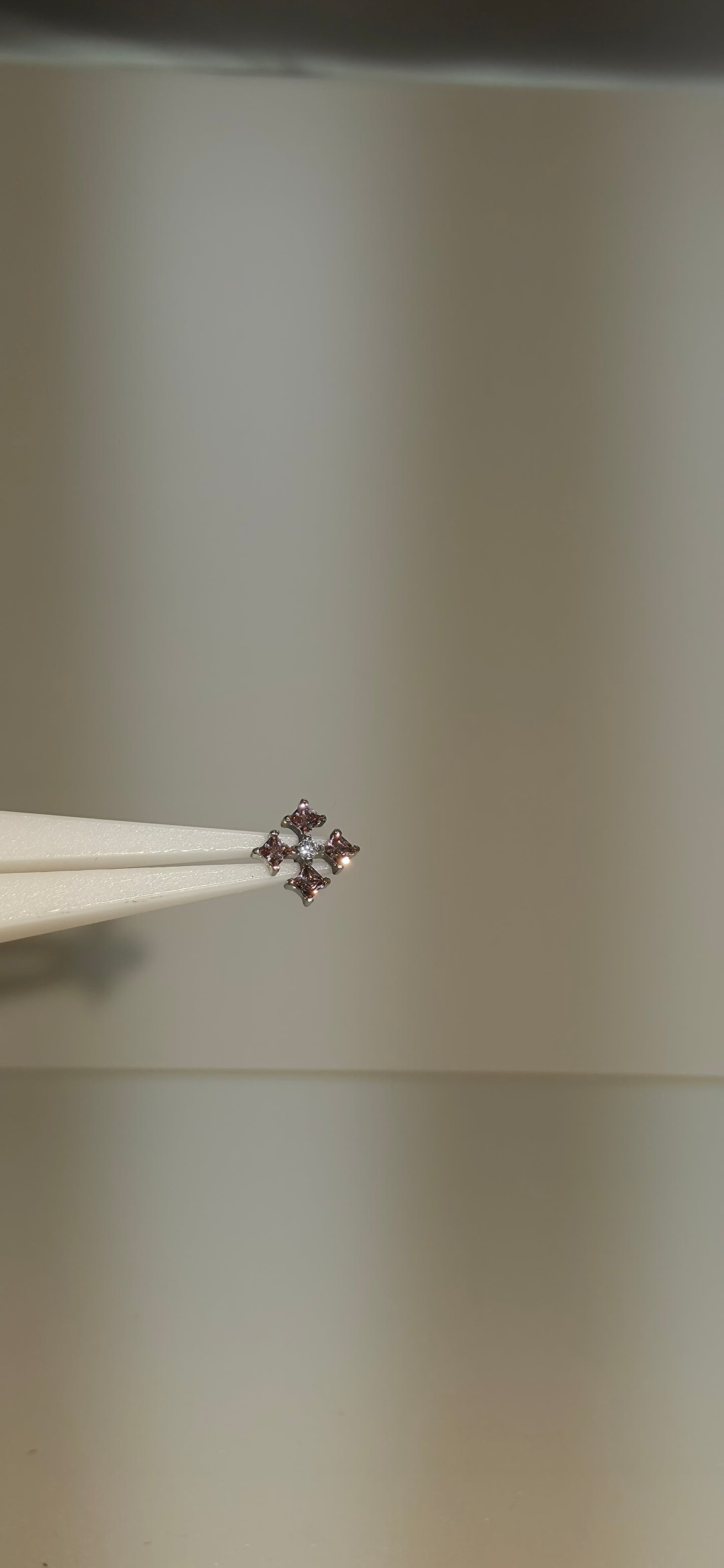 Piercing Labret Titanio figura cruz con incrustaciones