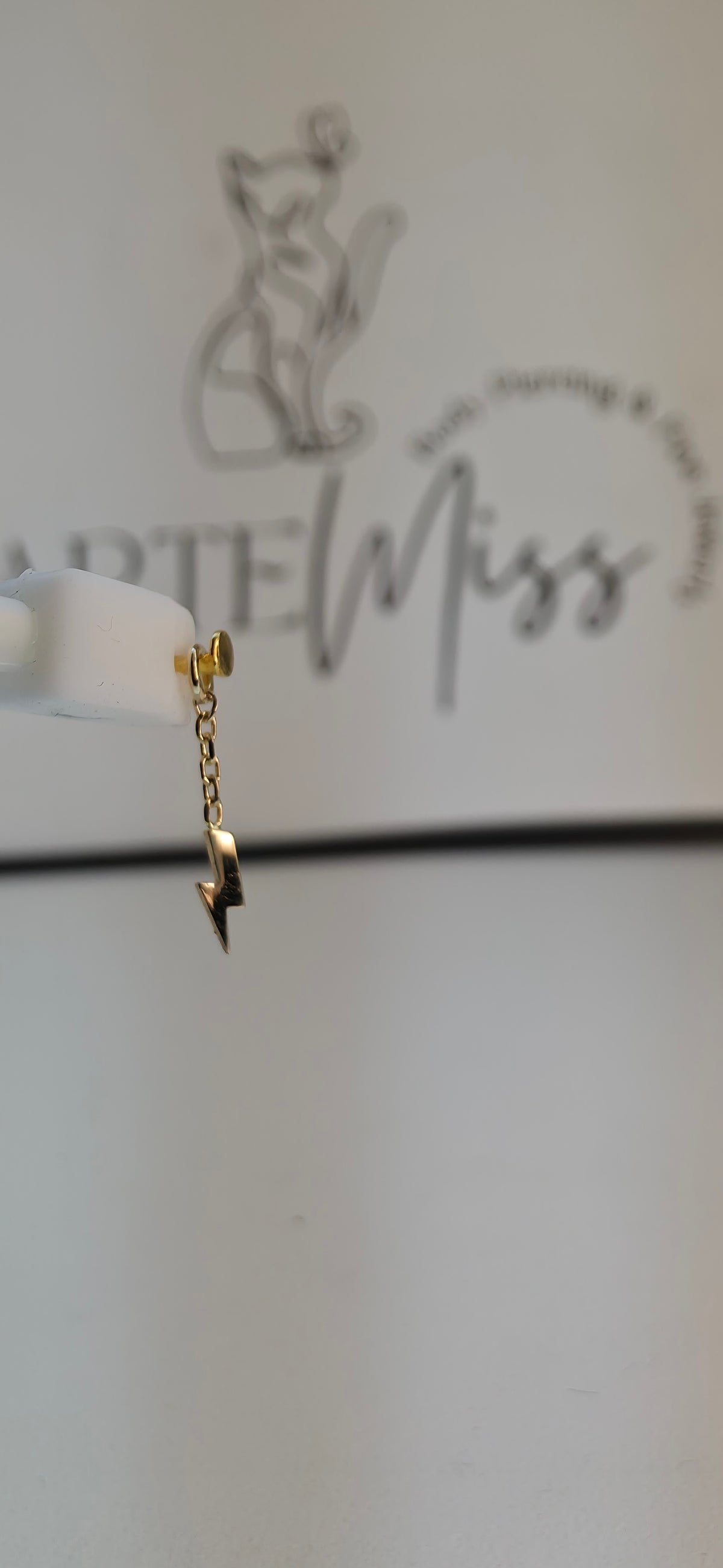 Charm colgante de rayo en oro de 14k