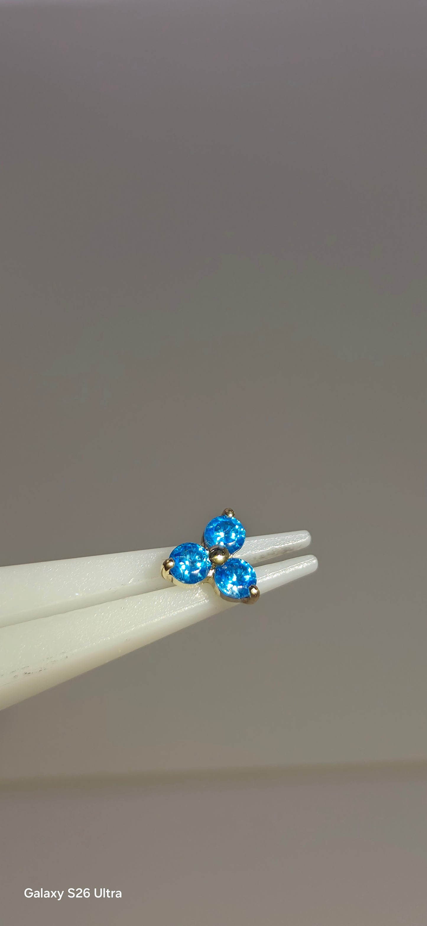 Trinity azul en oro de 14k 4.5mm